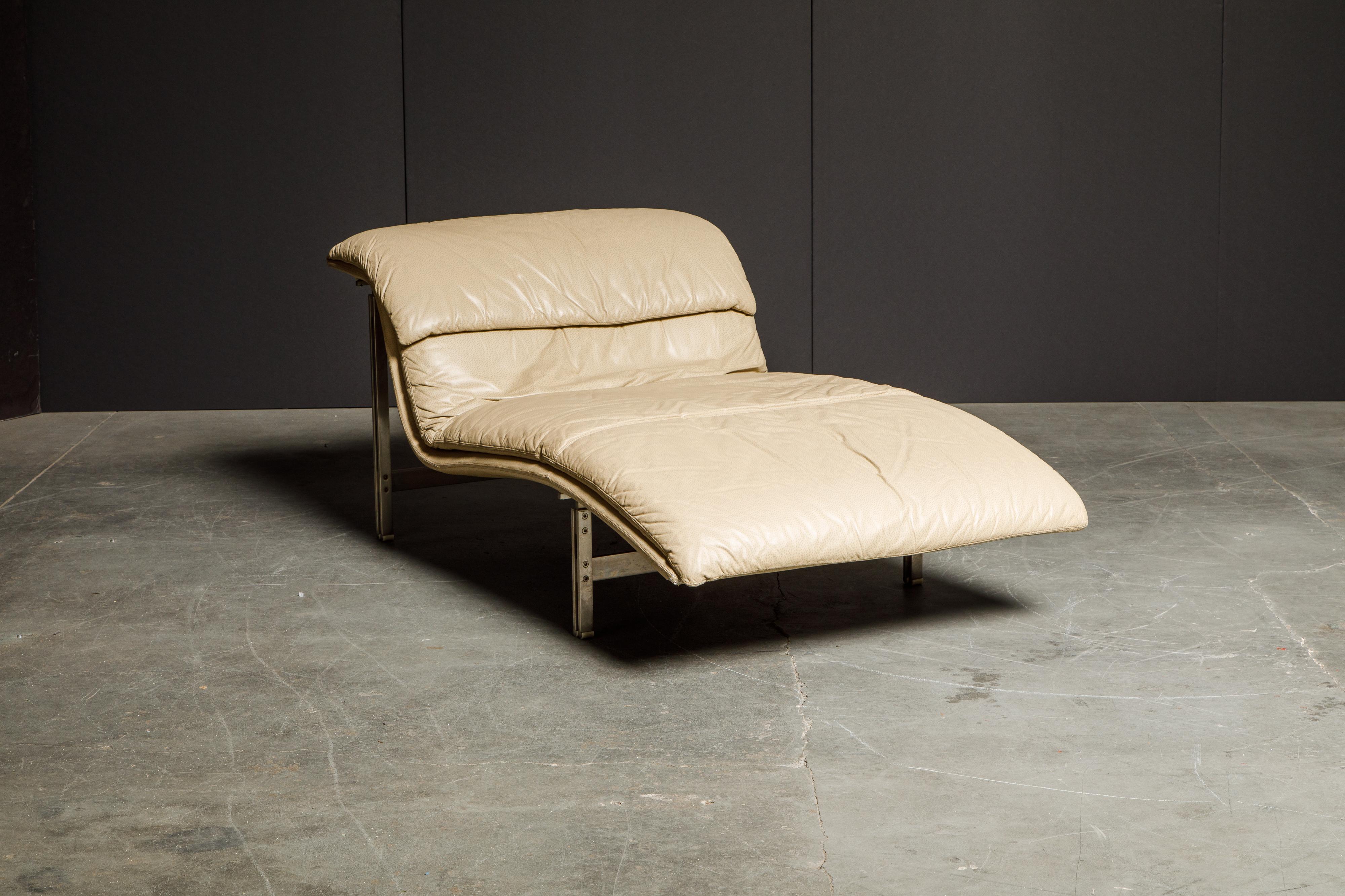 Leather 'Wave' Chaise by Giovanni Offredi for Saporiti Italia, c. 1978, Signed In Good Condition In Los Angeles, CA