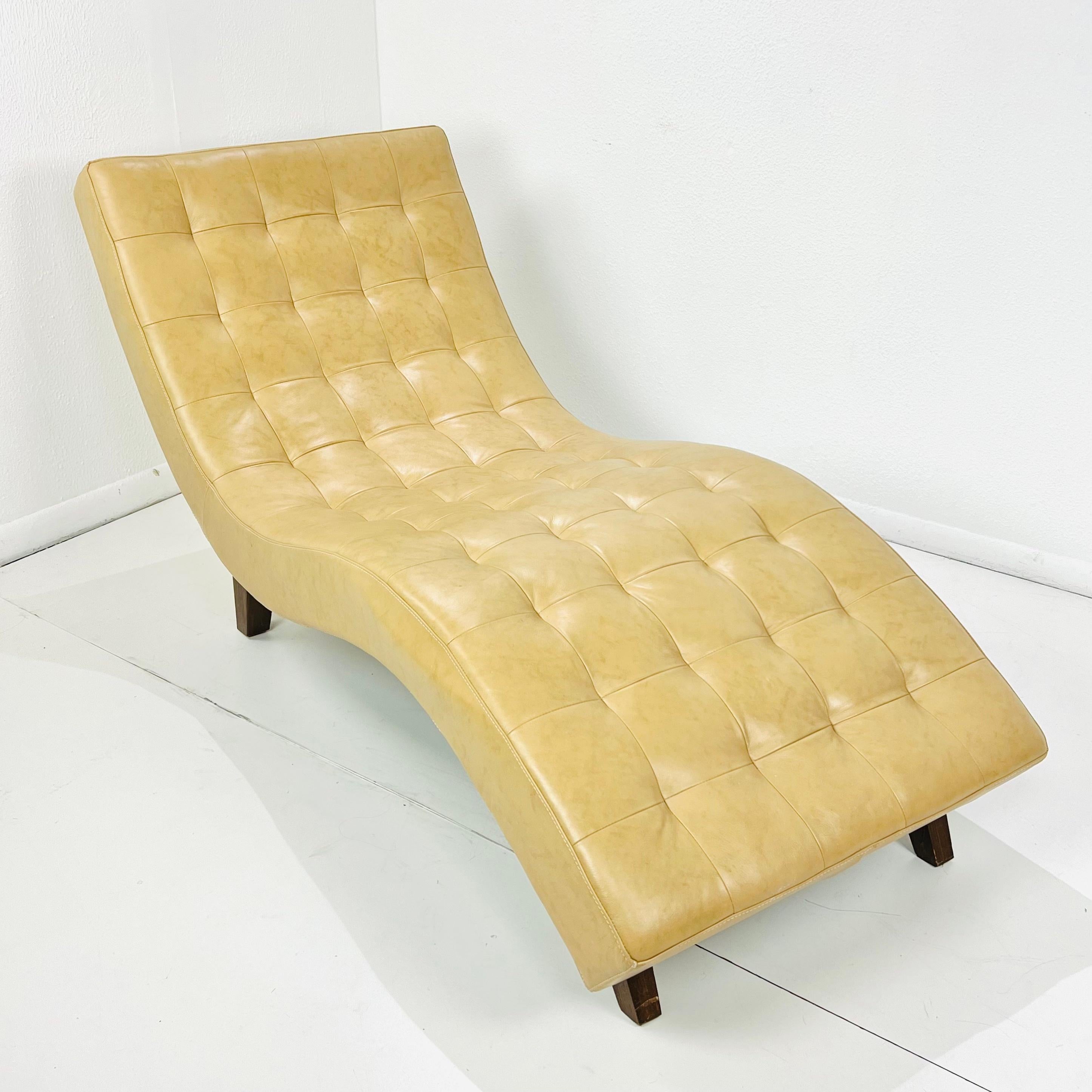 Chaise longue contemporaine en forme de vague, revêtue d'un beau cuir camel. Le rembourrage du coussin de densité moyenne offre un soutien pour s'asseoir lorsque l'on lit ou que l'on se détend tout simplement. La forme sculpturale est parfaitement