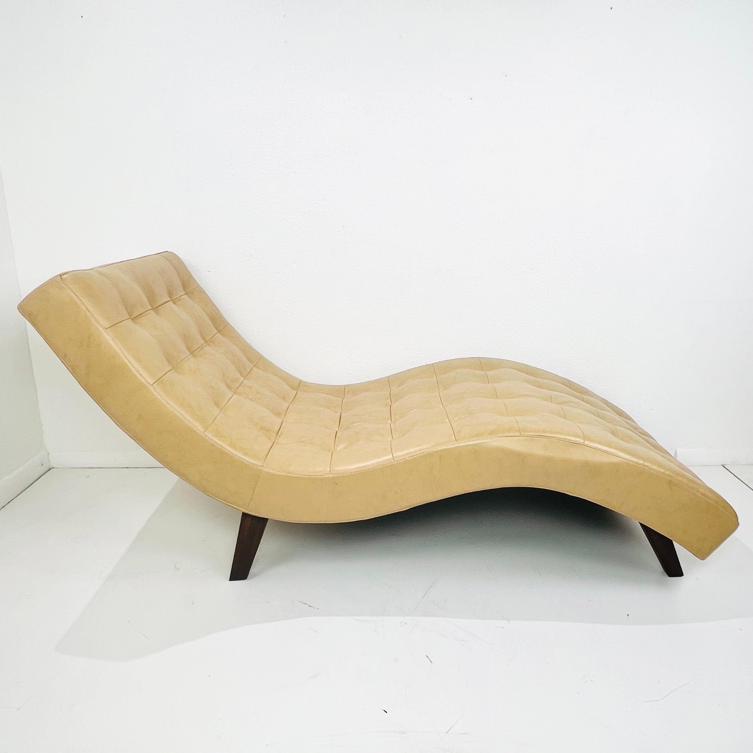 Mid-Century Modern Fauteuil de salon Wave en cuir