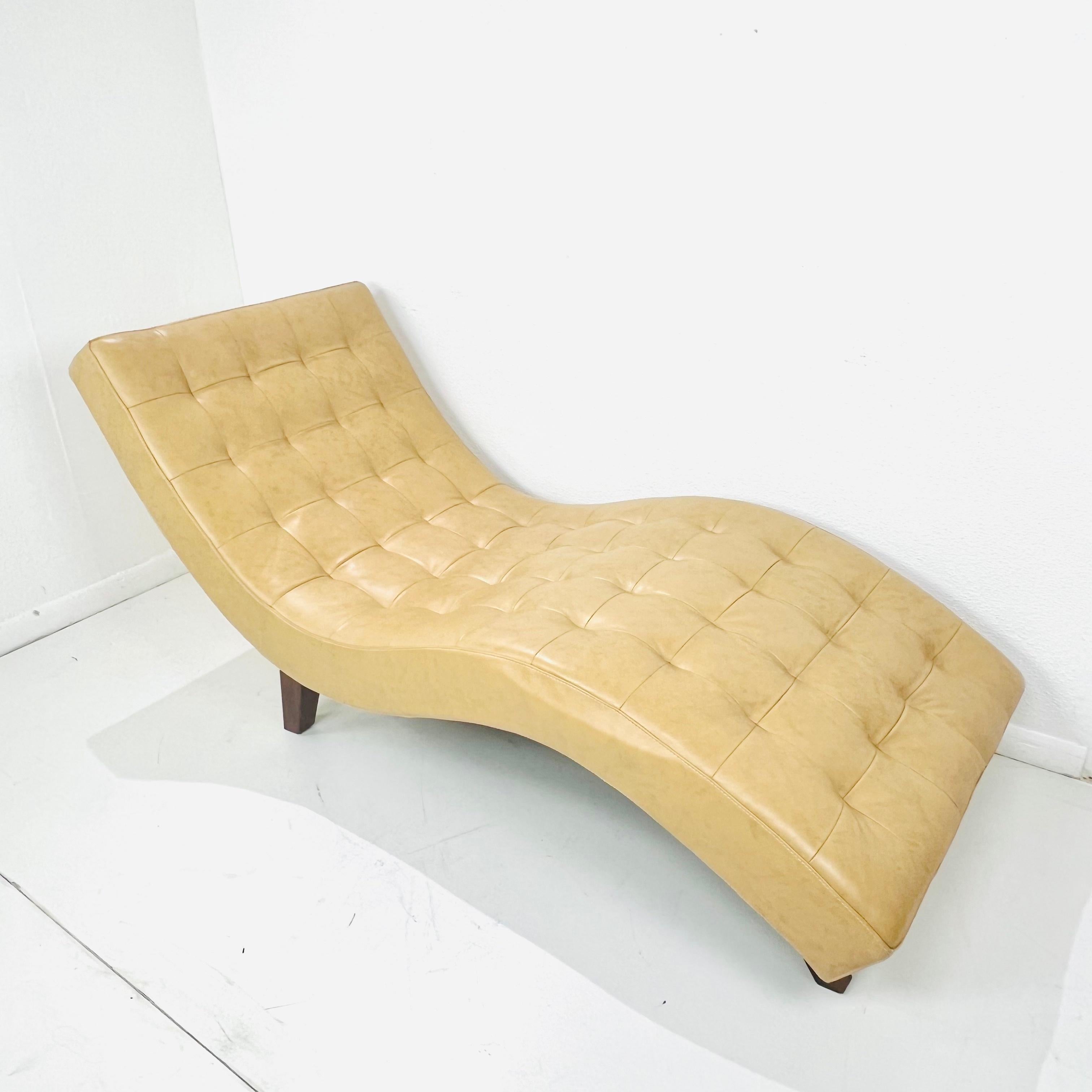 Fauteuil de salon Wave en cuir Bon état à Dallas, TX