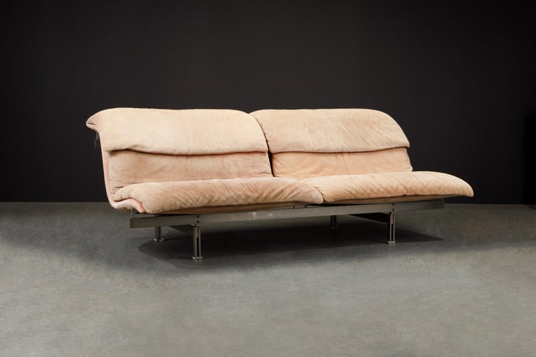 Modern 'Wave' Suede Loveseat by Giovanni Offredi for Saporiti Italia, c. 1978, Signed For Sale