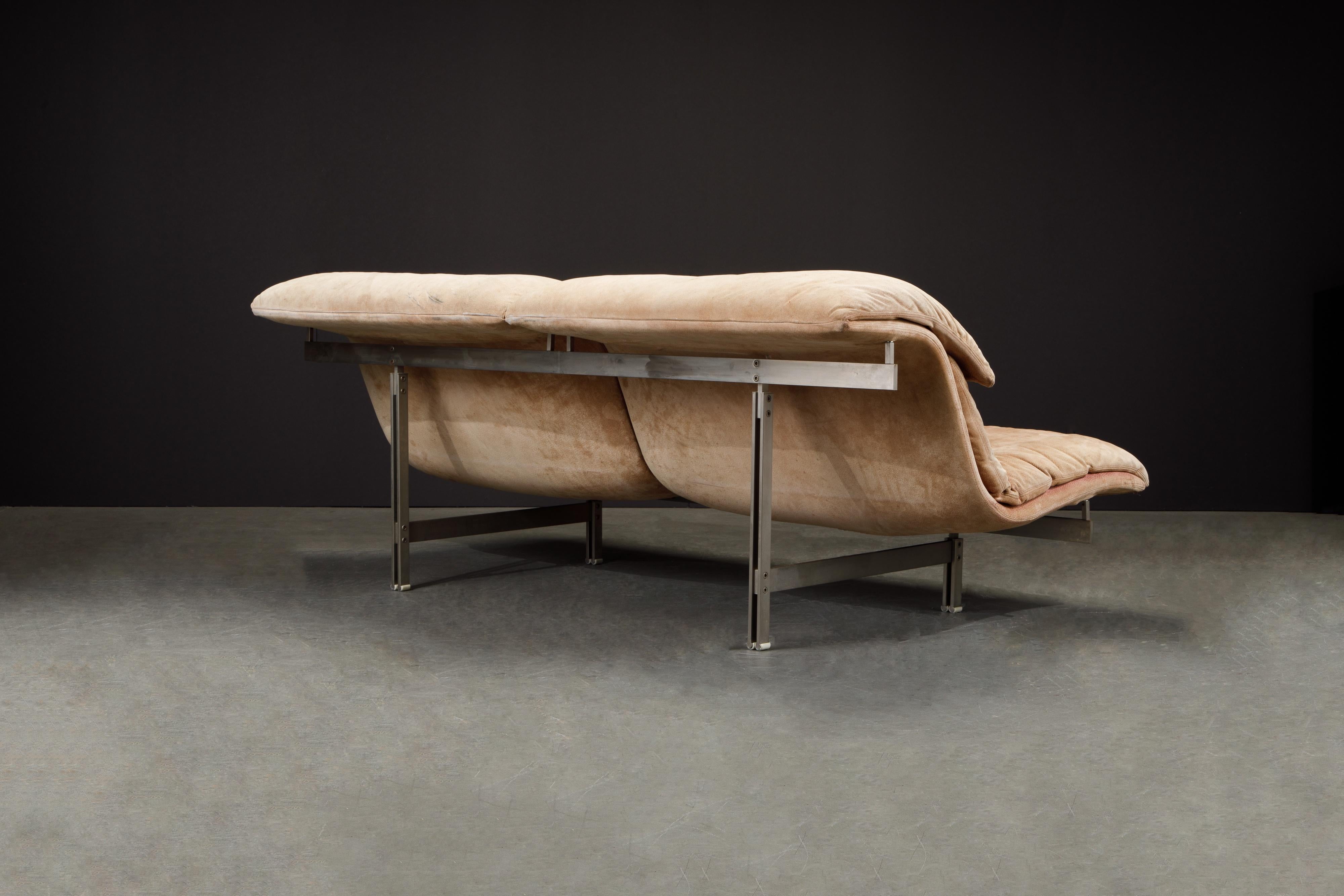 'Wave' Suede Loveseat by Giovanni Offredi for Saporiti Italia, c. 1978, Signed In Good Condition In Los Angeles, CA