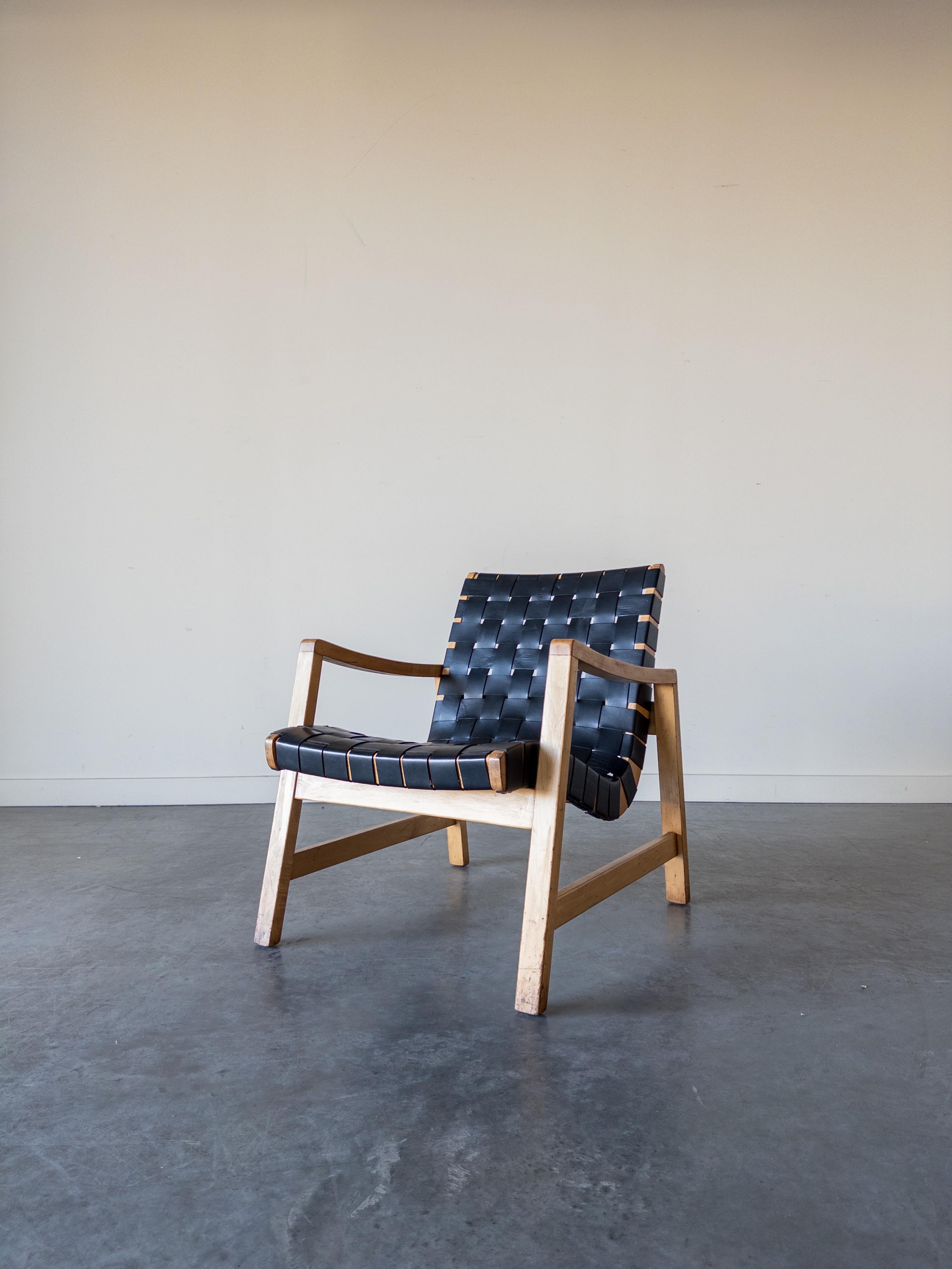Chaise longue modèle 652W, années 1950, conçue par Jens Risom pour Knoll International. Le cadre est en érable massif et les sangles en cuir tissé sont d'origine. Ce Label possède l'une des premières adresses de salle d'exposition de Knoll