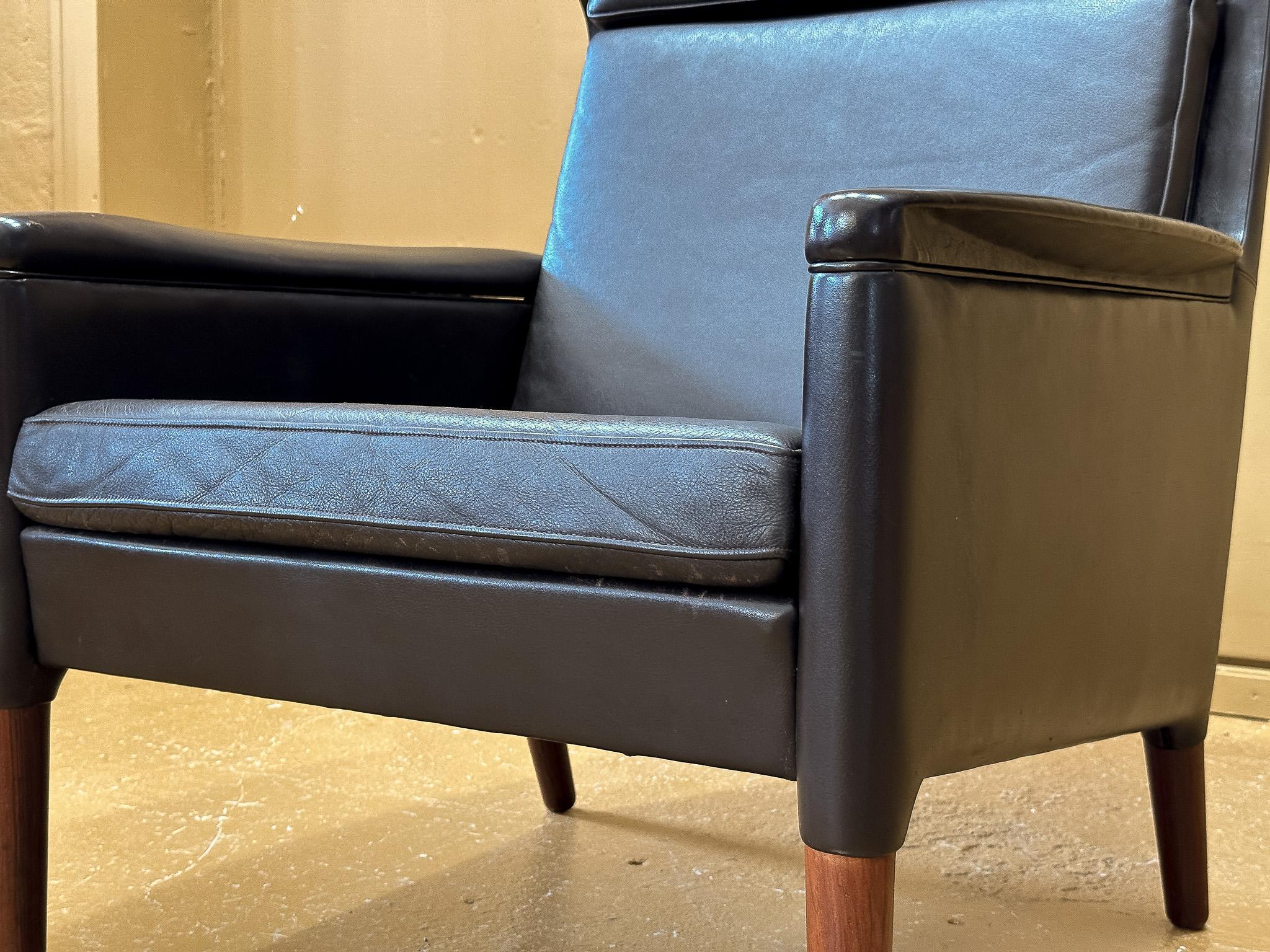 Chaise et tabouret à dossier en cuir en vente 3