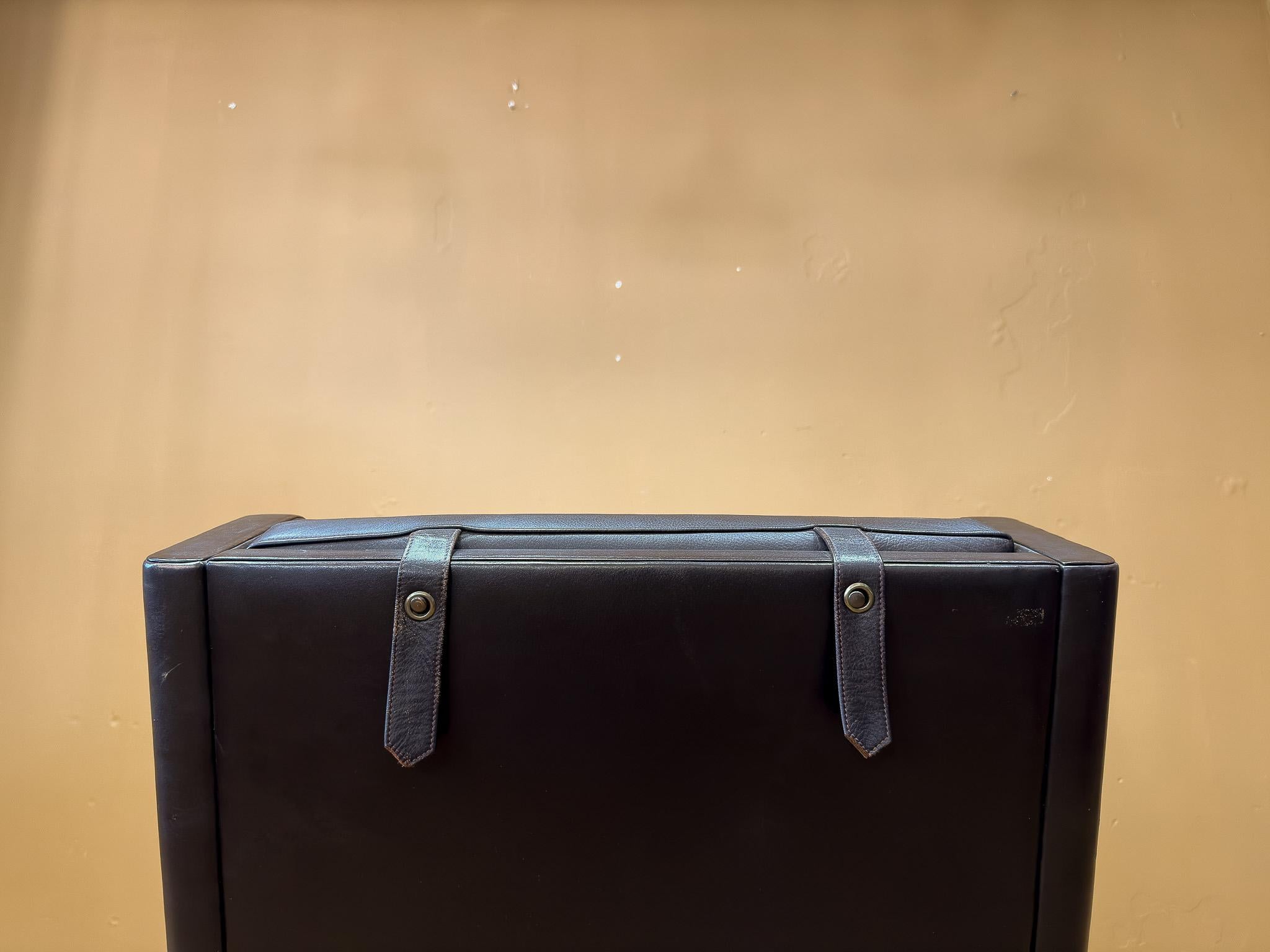 Chaise et tabouret à dossier en cuir en vente 4