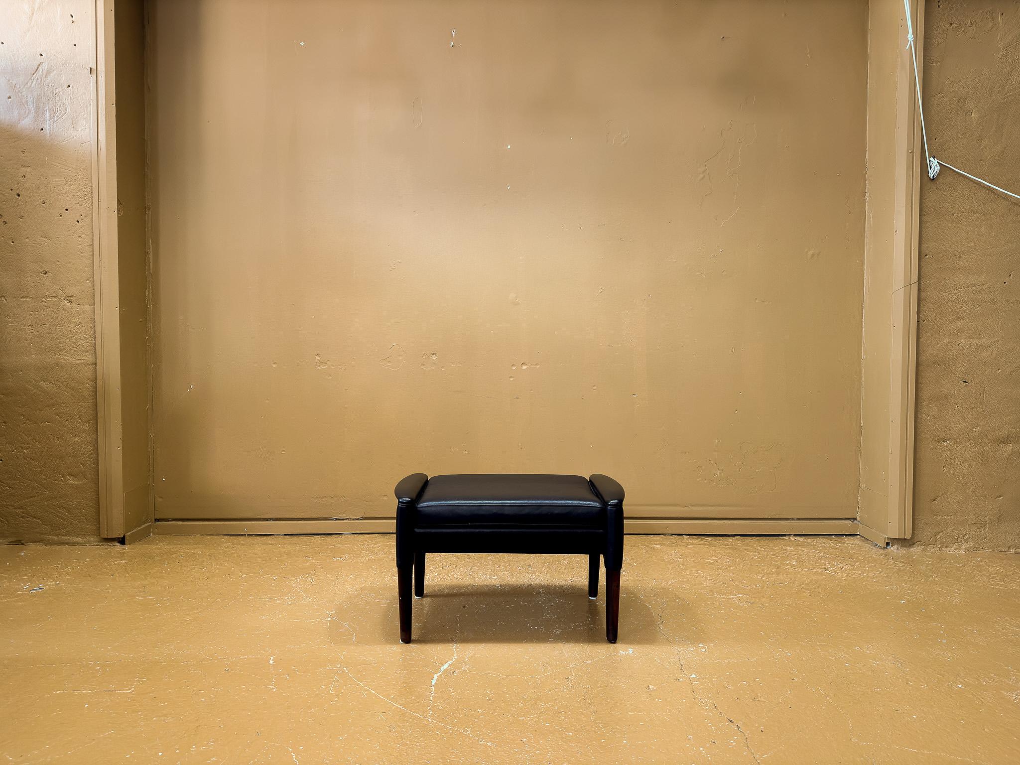 Chaise et tabouret à dossier en cuir en vente 5