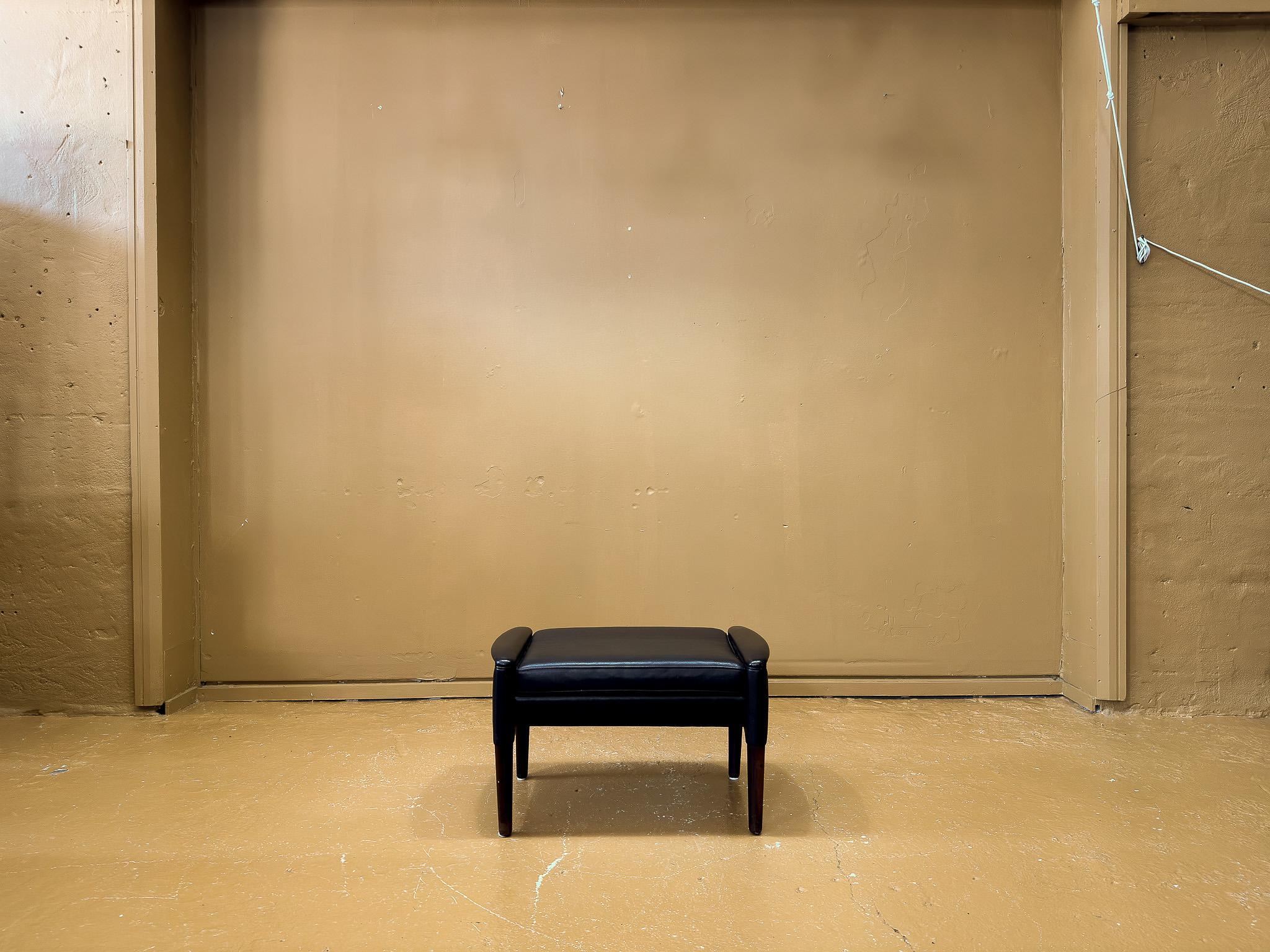 Chaise et tabouret à dossier en cuir en vente 6