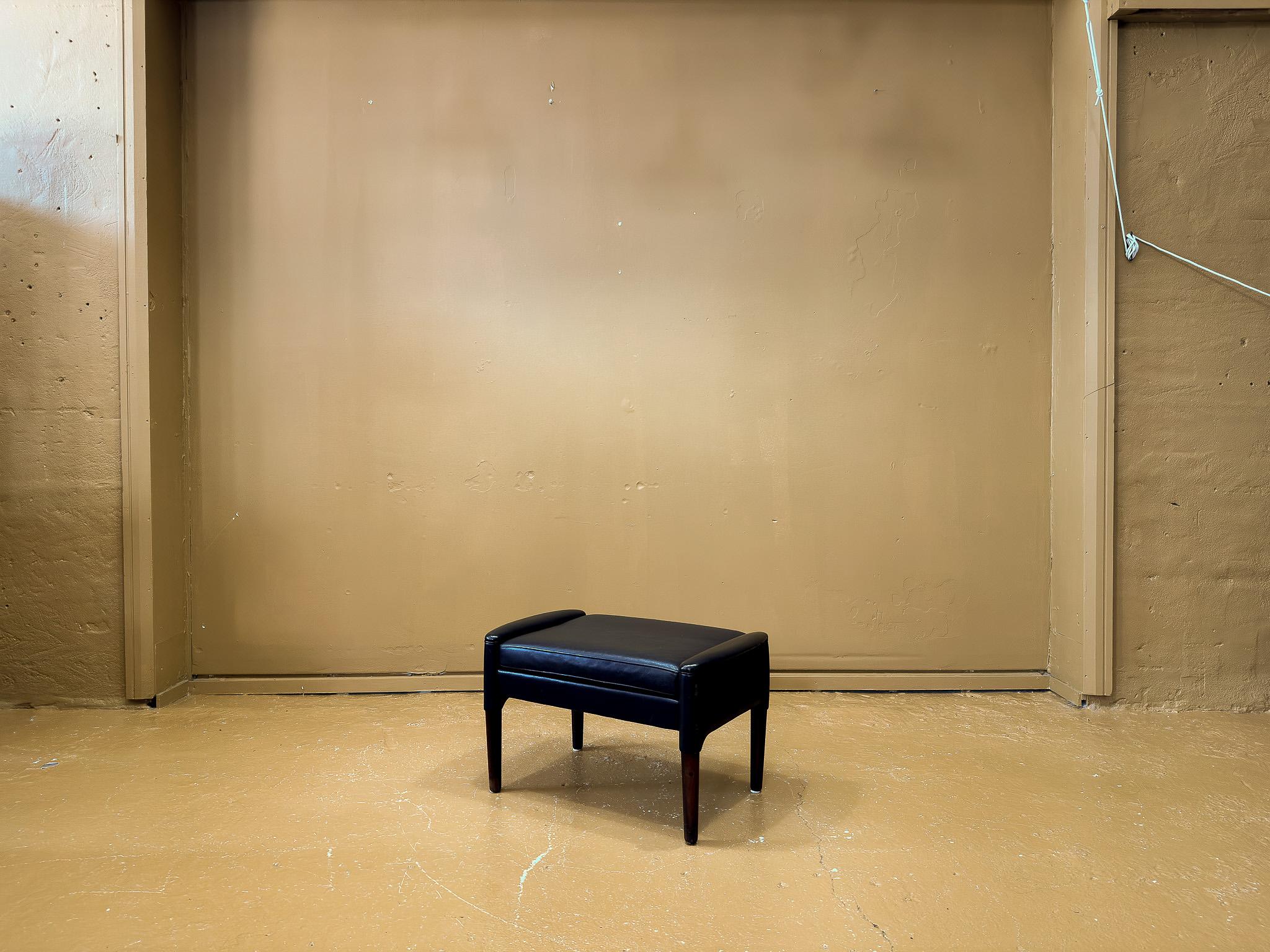Chaise et tabouret à dossier en cuir en vente 7