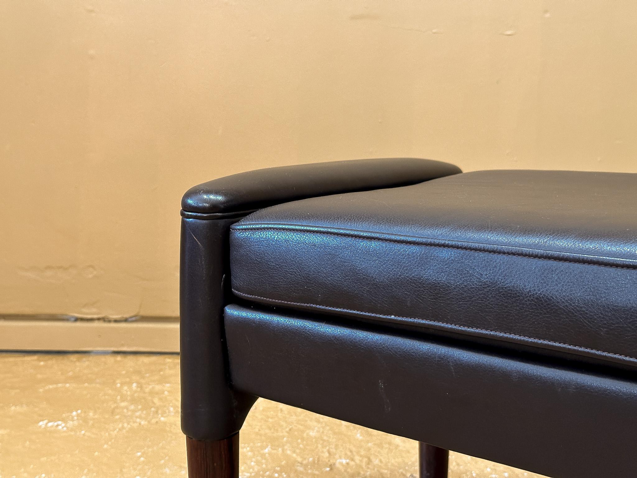 Chaise et tabouret à dossier en cuir en vente 8