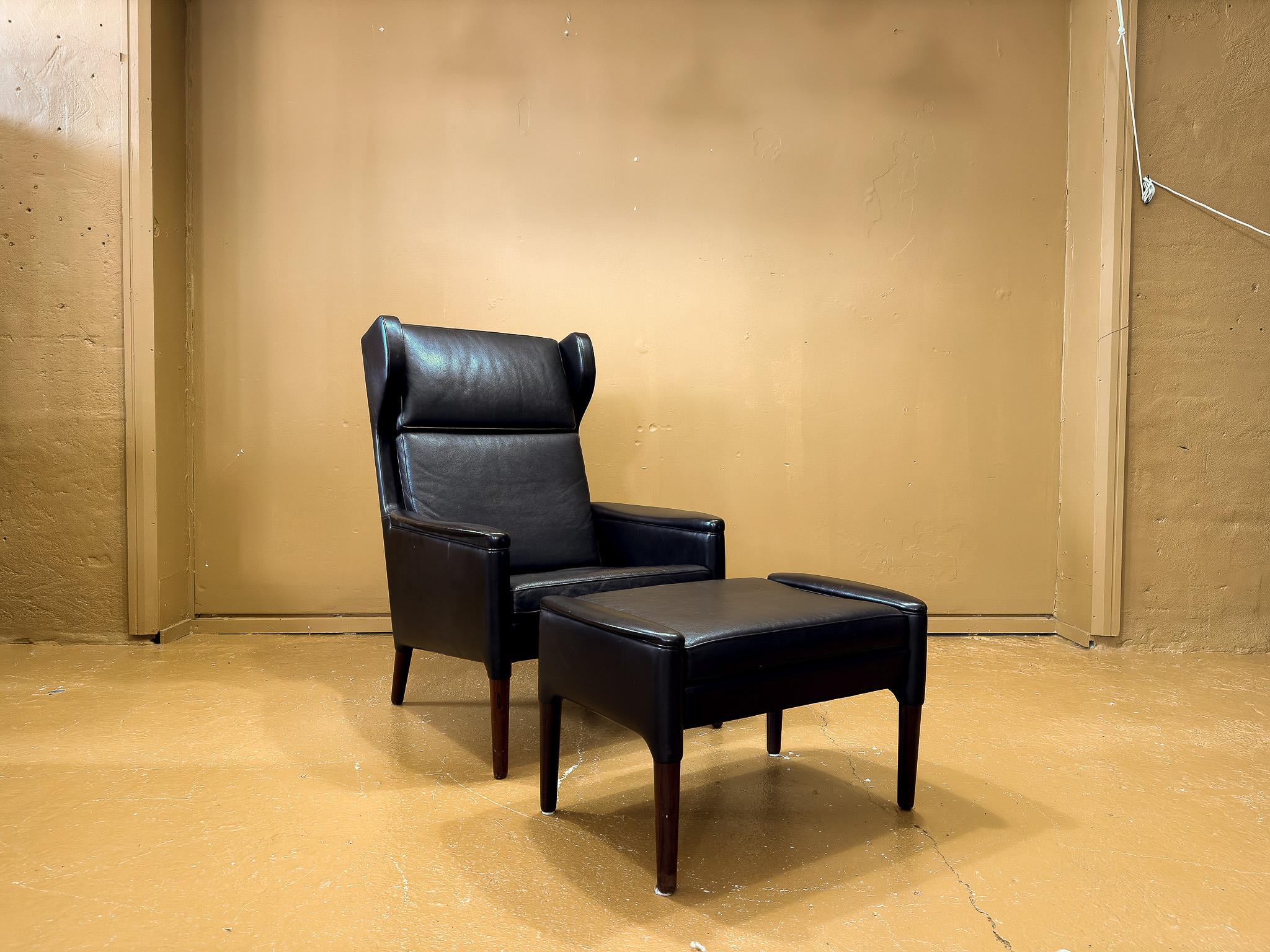 Mid-Century Modern Chaise et tabouret à dossier en cuir en vente