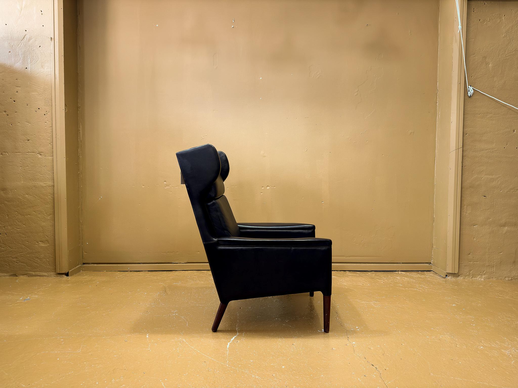 Chaise et tabouret à dossier en cuir Bon état - En vente à London, GB