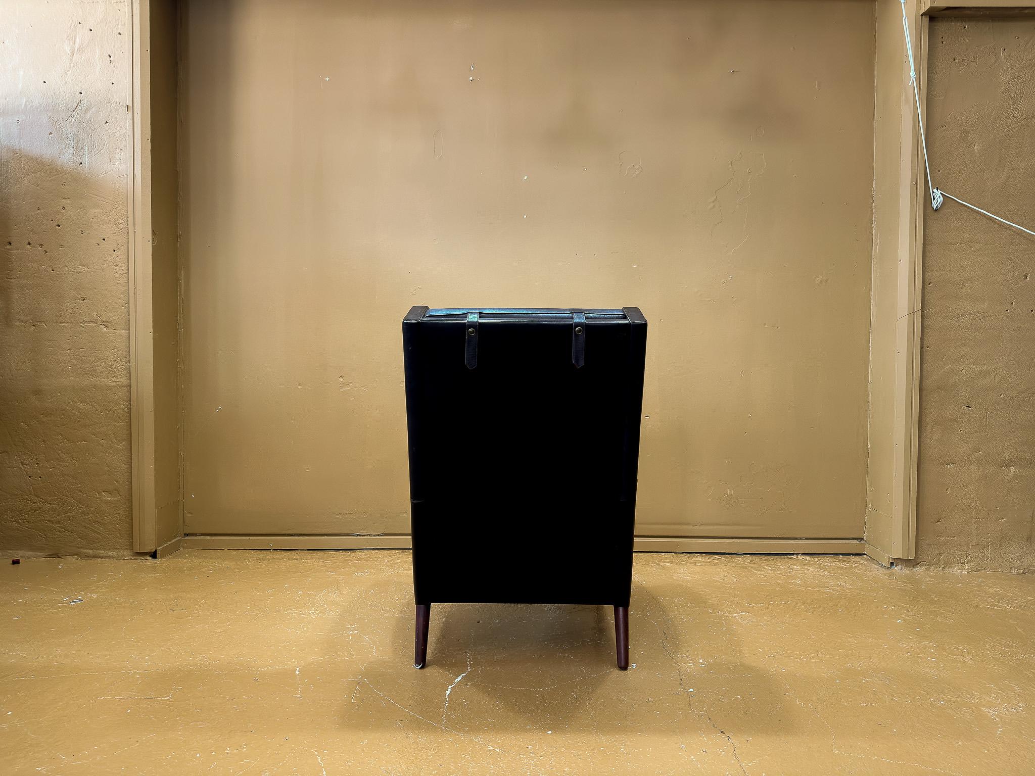Milieu du XXe siècle Chaise et tabouret à dossier en cuir en vente