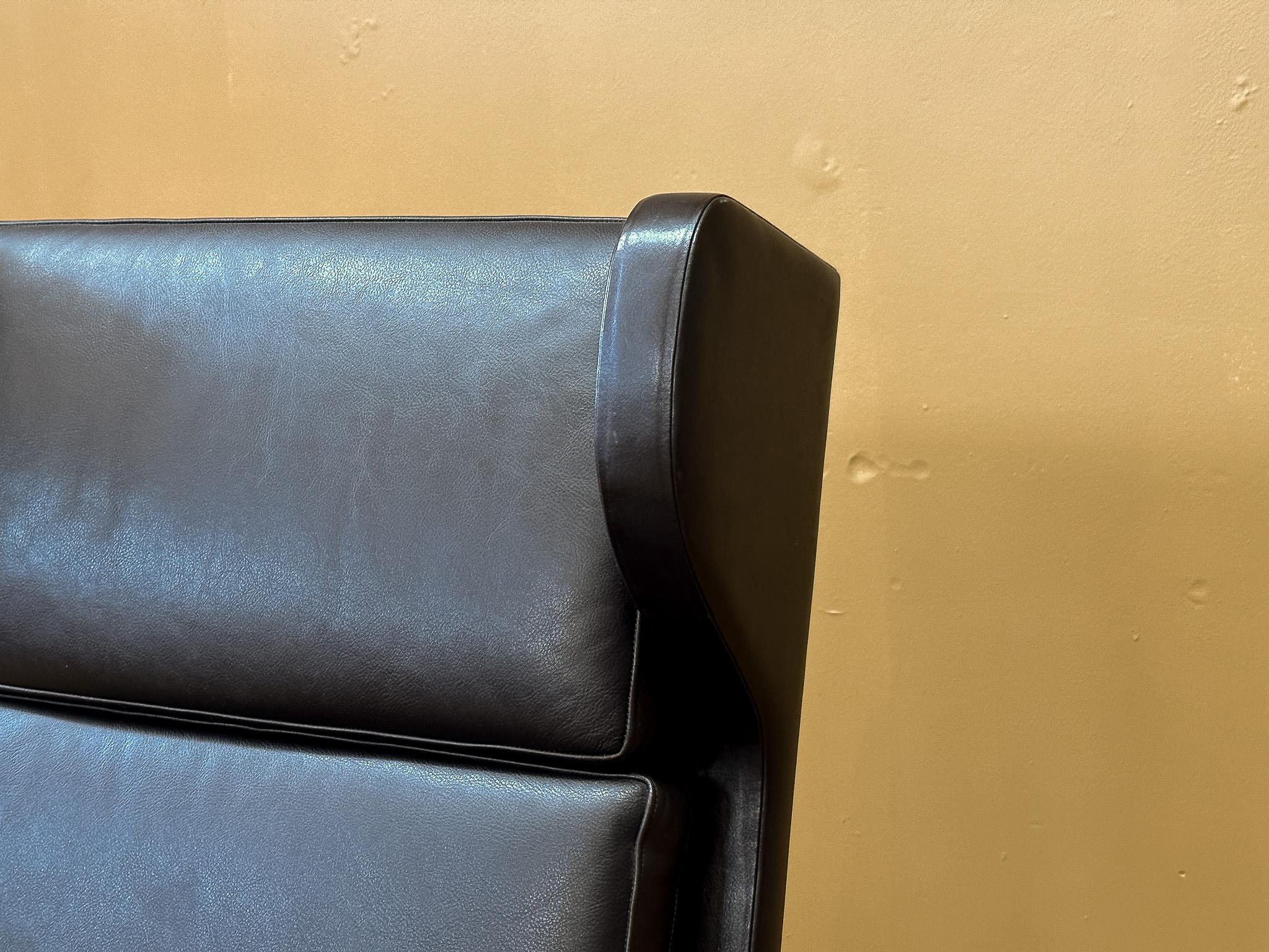 Cuir Chaise et tabouret à dossier en cuir en vente