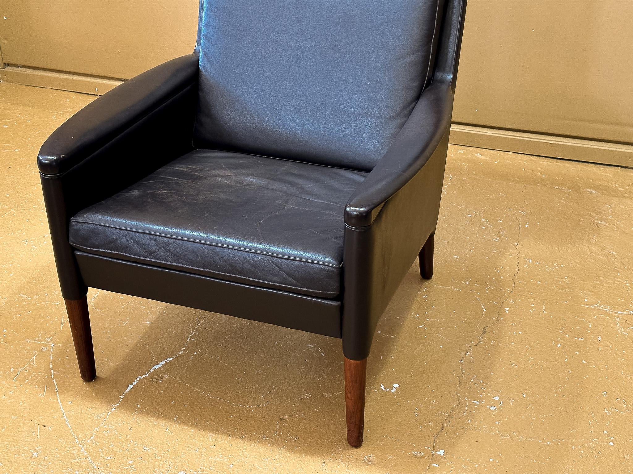 Chaise et tabouret à dossier en cuir en vente 1