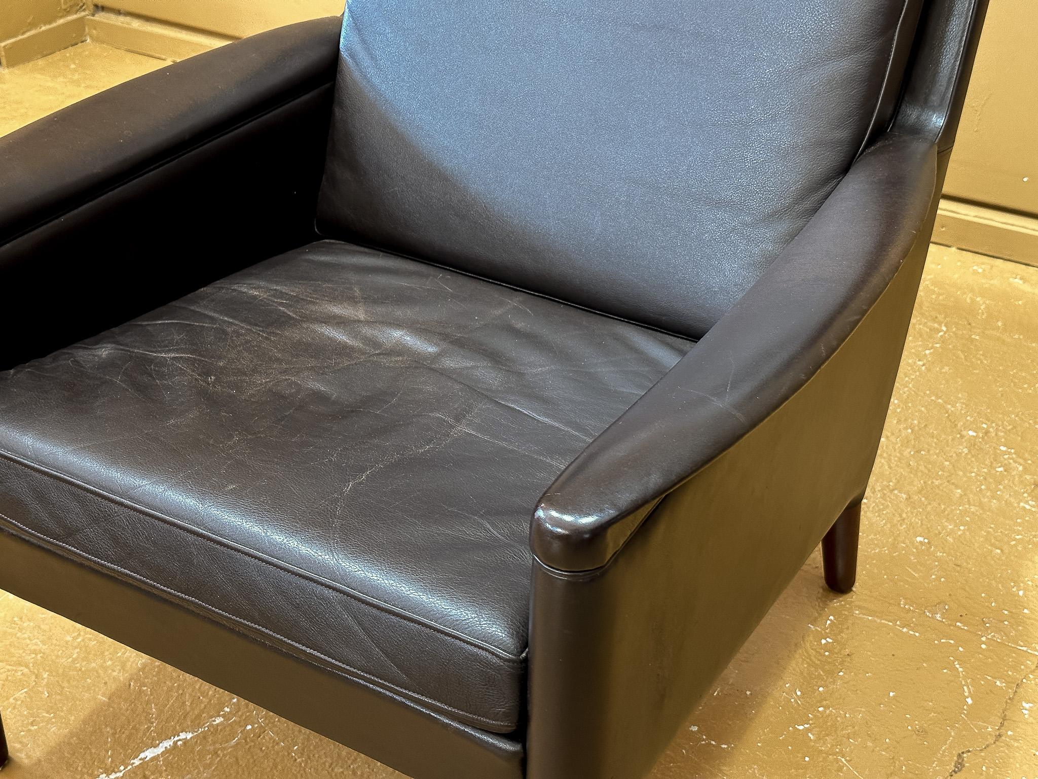 Chaise et tabouret à dossier en cuir en vente 2