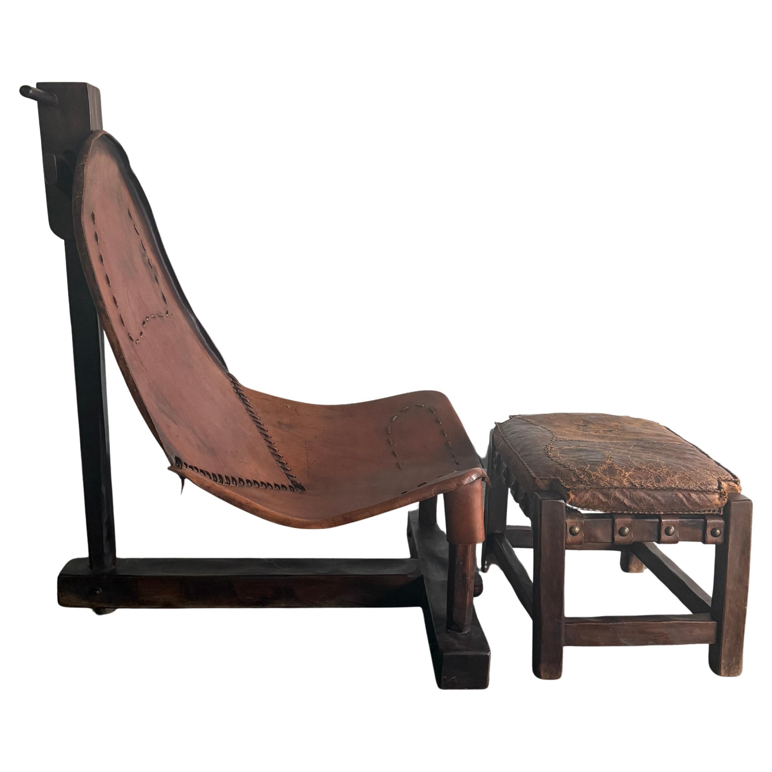 Sedia a dondolo in pelle e Wood con sgabello. Brasile, anni 
60 in vendita