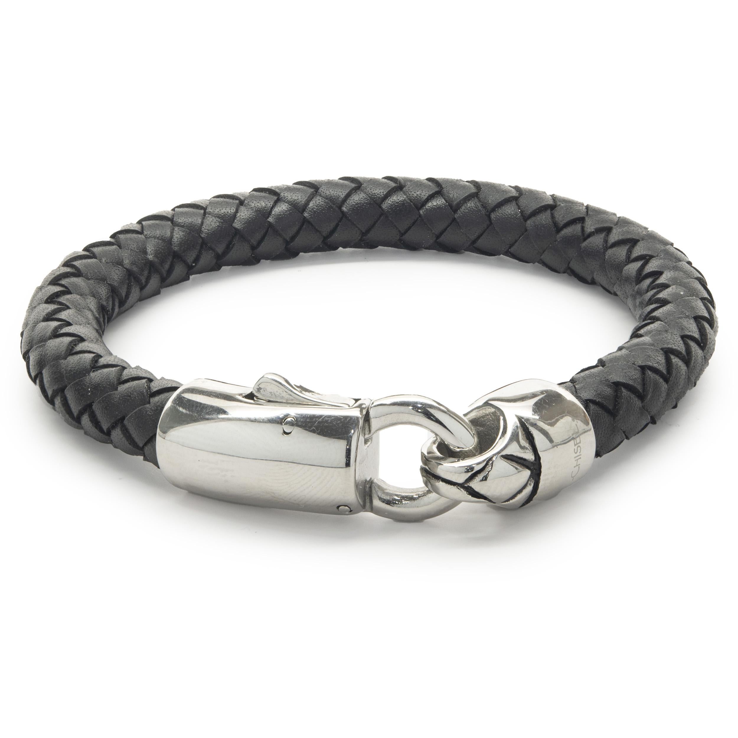 Bracelet enveloppant en cuir avec fermoir en acier inoxydable Excellent état - En vente à Scottsdale, AZ