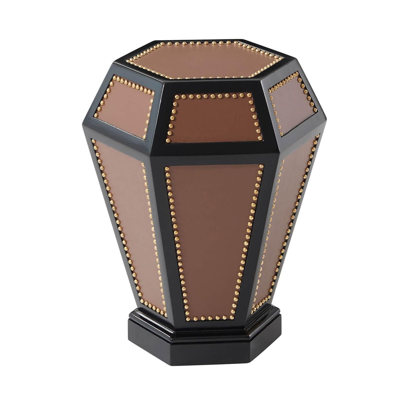 Cette table d'appoint de taille modeste présente des lignes architecturales fortes. Cette table d'appoint à facettes est un geste décoratif idéal dans presque tous les plans d'aménagement. Le plateau hexagonal et la base lambrissée sont incrustés de