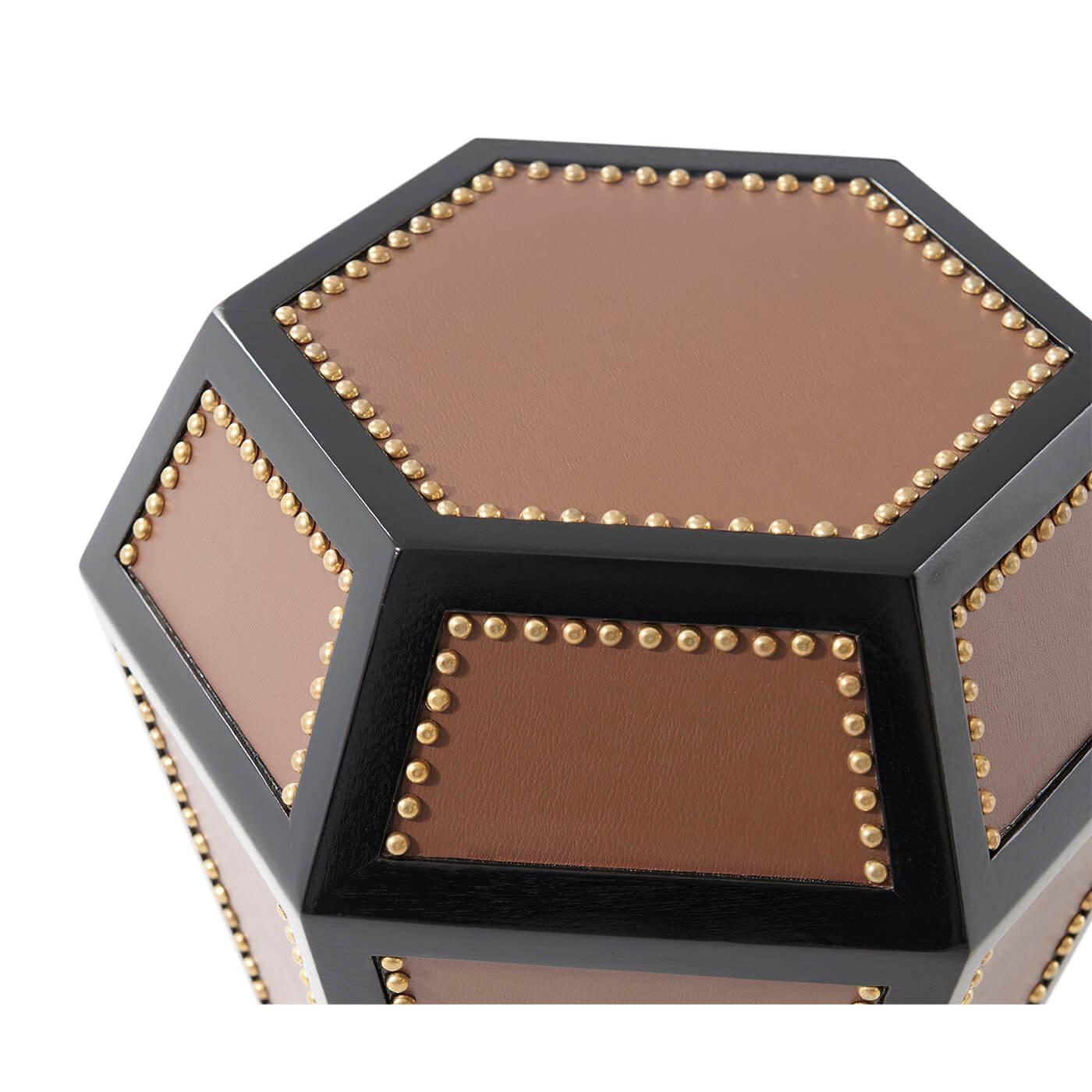 Mauresque Table d'appoint enveloppée de cuir en vente