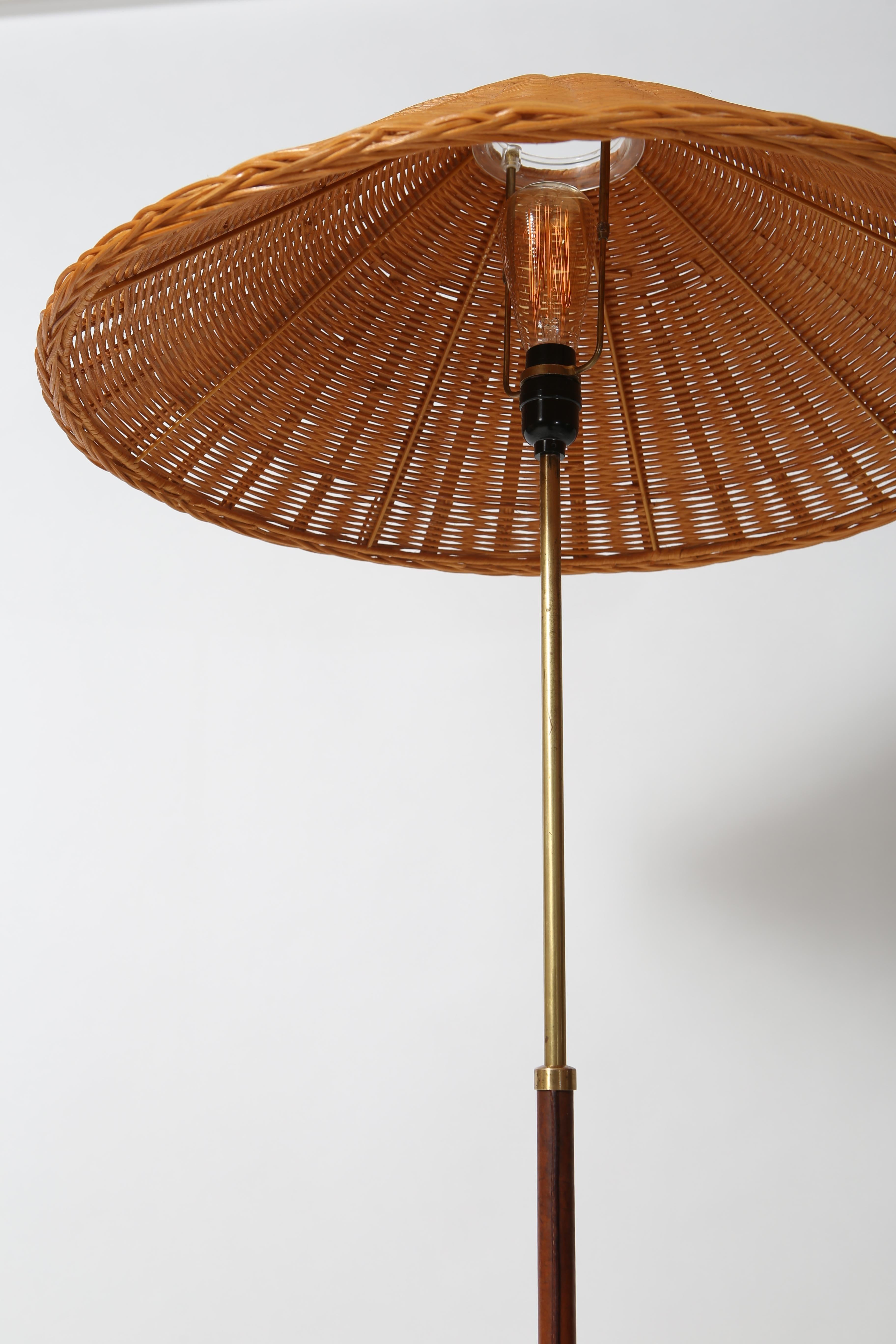 Telescopic brass floor lamp, wrapped in patinated leather with wicker shade. 49” to 72” height adjustable. Wonderful age-appropriate patina to brass and leather; shade in immaculate condition. Elegant and modern.
Imported from Scandinavia. 1960s.