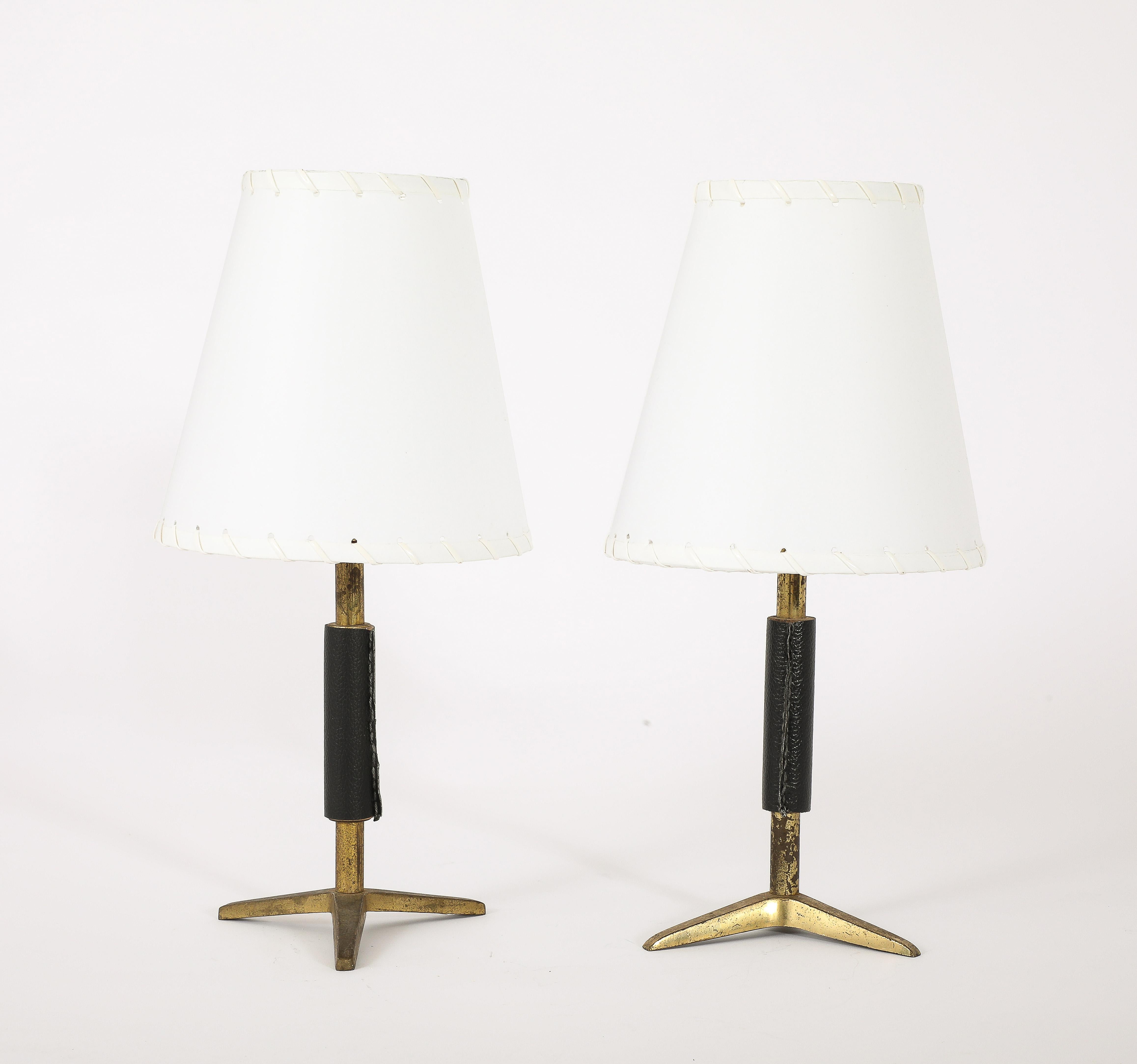Zwei kleine Tischlampen aus Messing, ideal für den Nachttisch, mit Lederstiel und originaler Patina, in zwei Varianten erhältlich