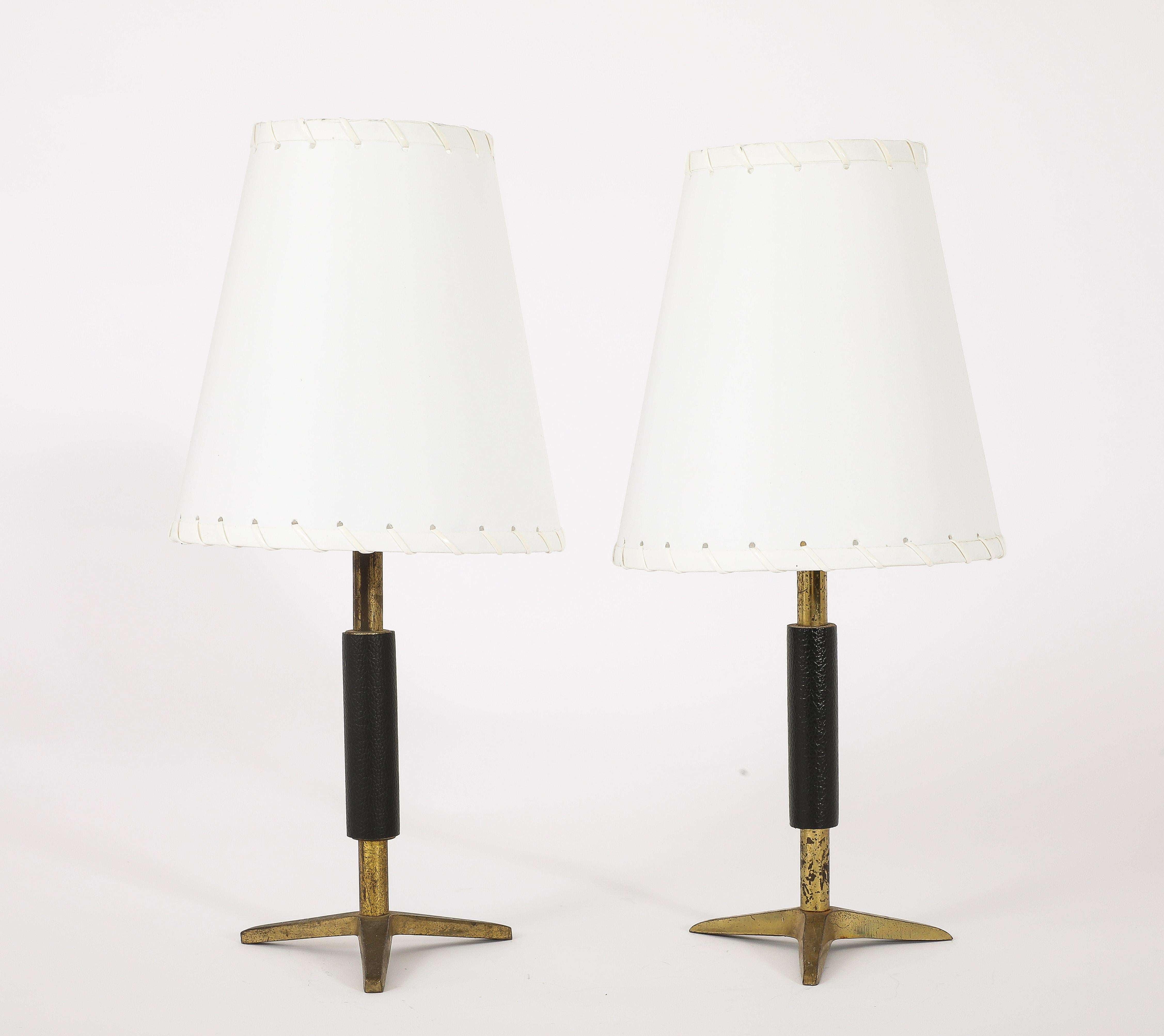 Tischlampen aus Messing mit Leder umwickelt, Frankreich 1960er Jahre (Moderne der Mitte des Jahrhunderts) im Angebot