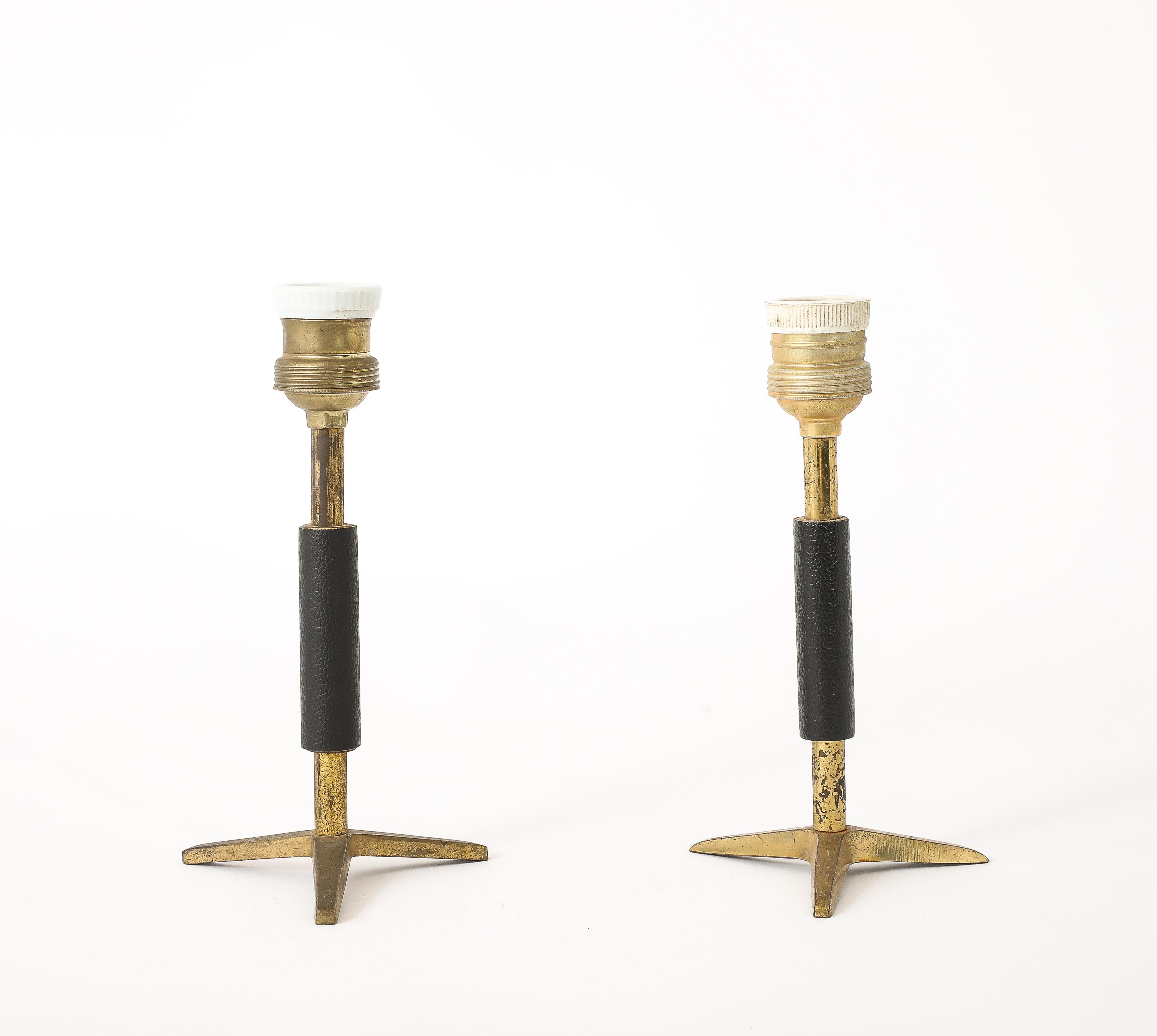 Tischlampen aus Messing mit Leder umwickelt, Frankreich 1960er Jahre (Französisch) im Angebot