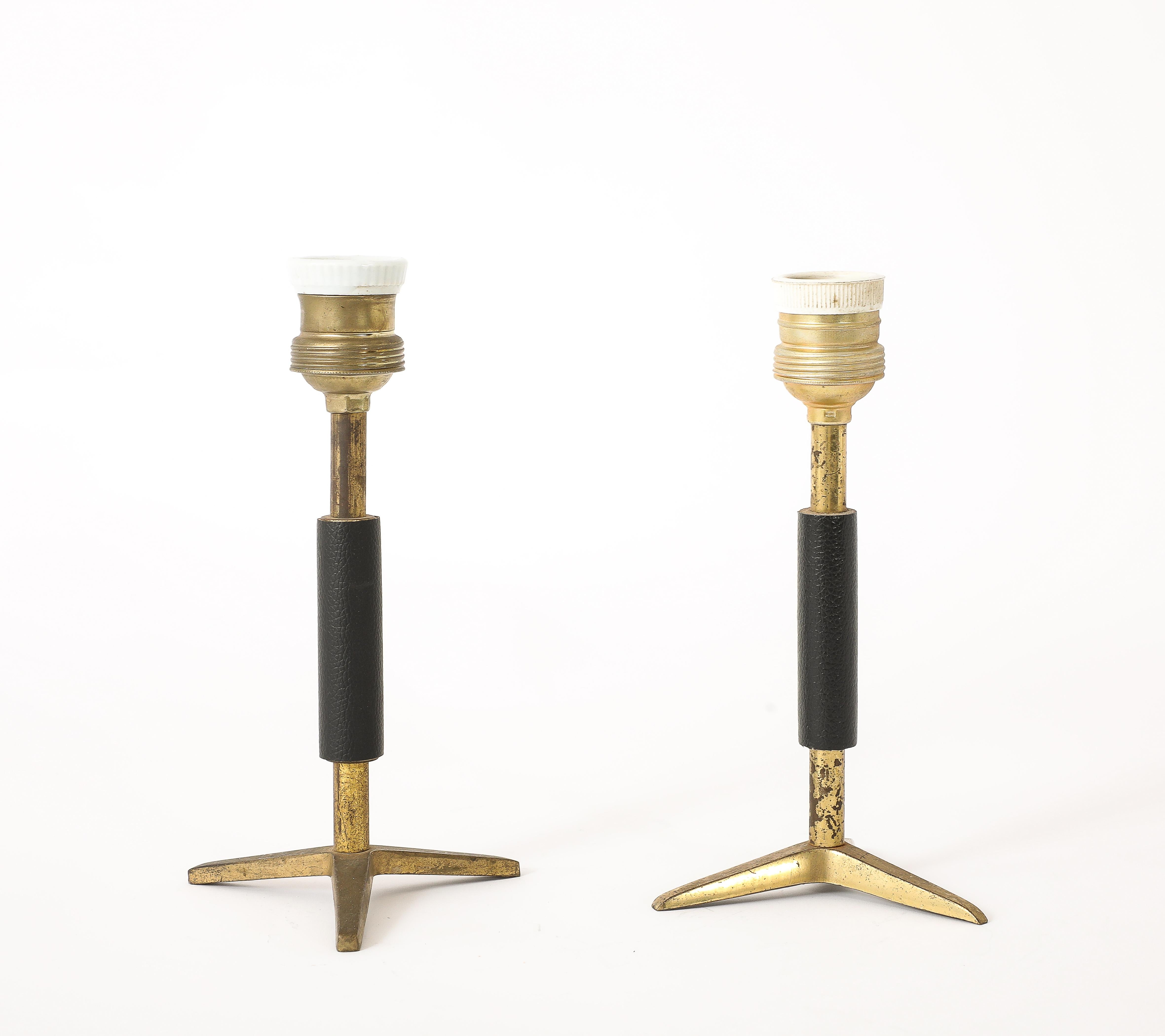 Tischlampen aus Messing mit Leder umwickelt, Frankreich 1960er Jahre im Zustand „Gut“ im Angebot in New York, NY
