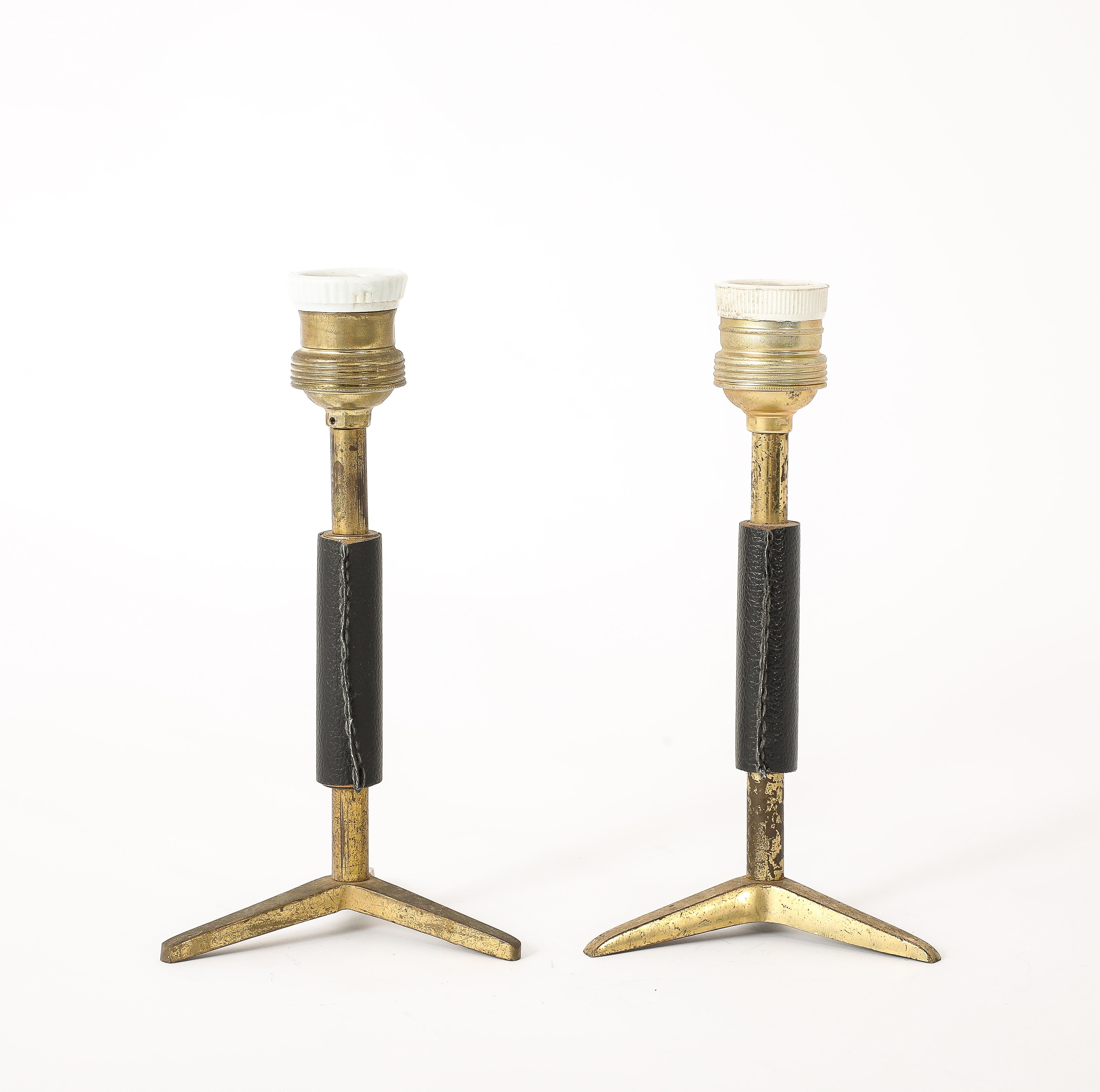 Tischlampen aus Messing mit Leder umwickelt, Frankreich 1960er Jahre im Angebot 1