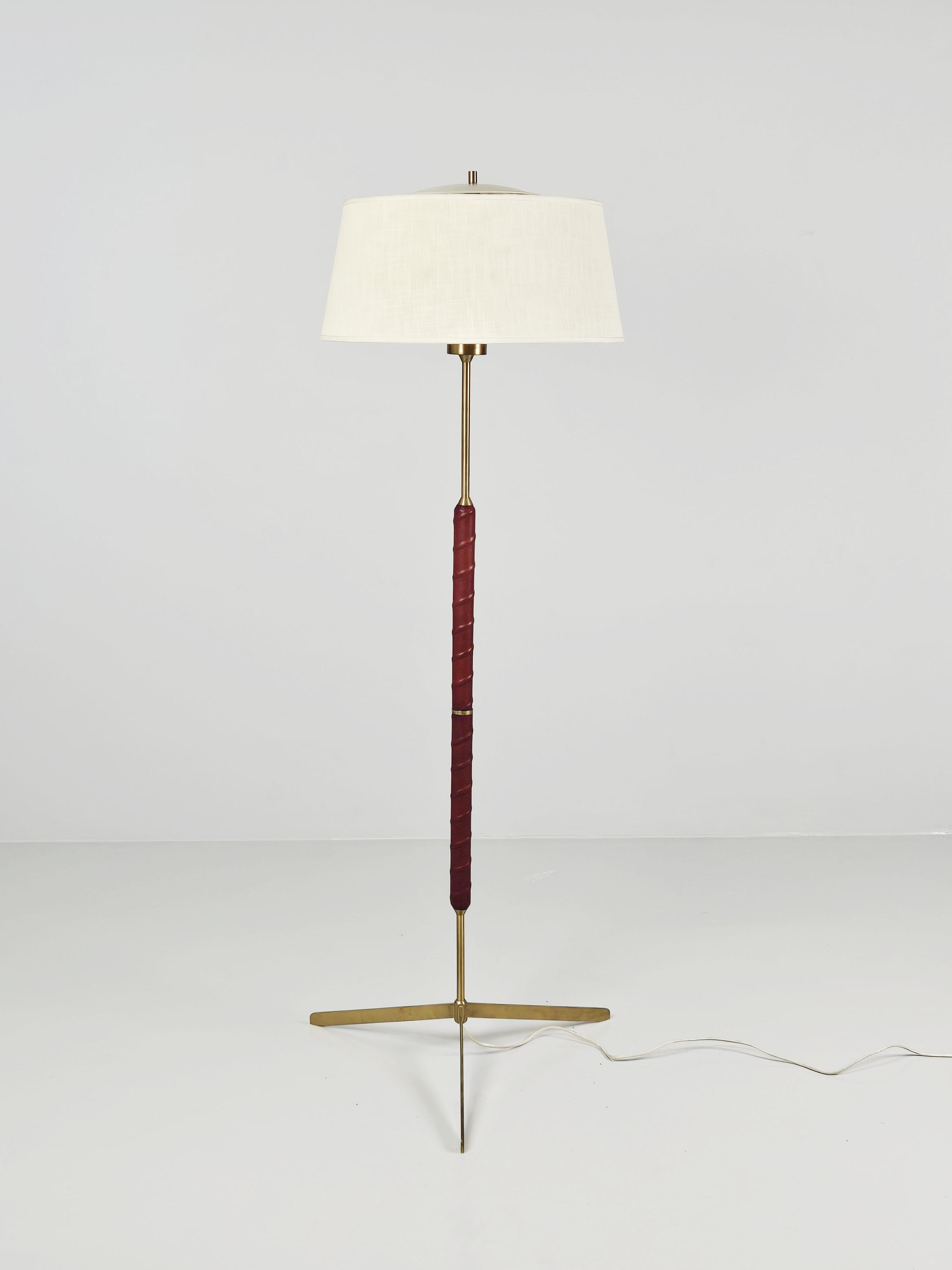 Rare floor lamp produced by the swedish company Bergboms in the 1960s. 

Model 'G-031' has a modernistic design with a tripod foot in solid brass. The neck is wrapped in hight quality leather. 

Original shade.