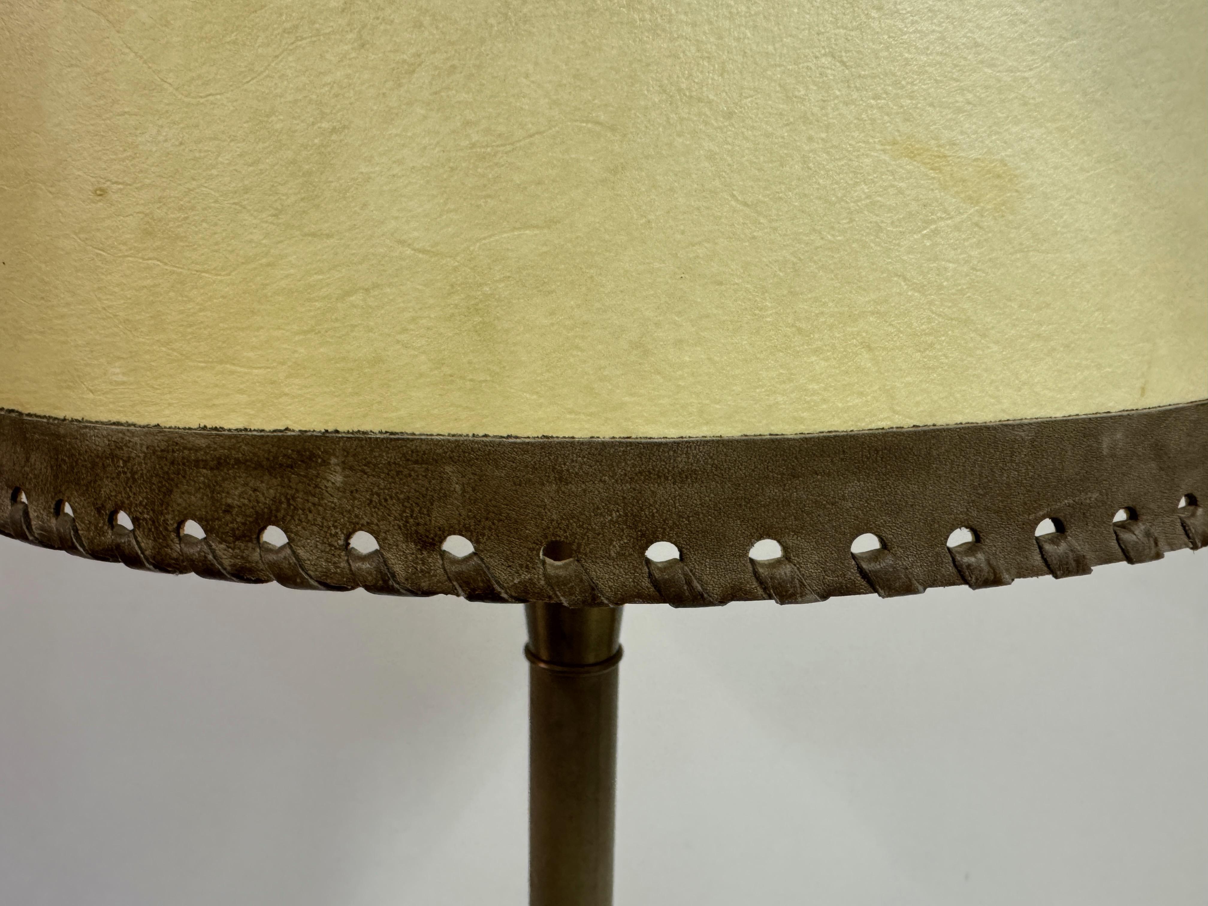 Mit Leder umwickelte Stehlampe mit Pergamentschirm, Charlotte Wawer zugeschrieben im Angebot 3