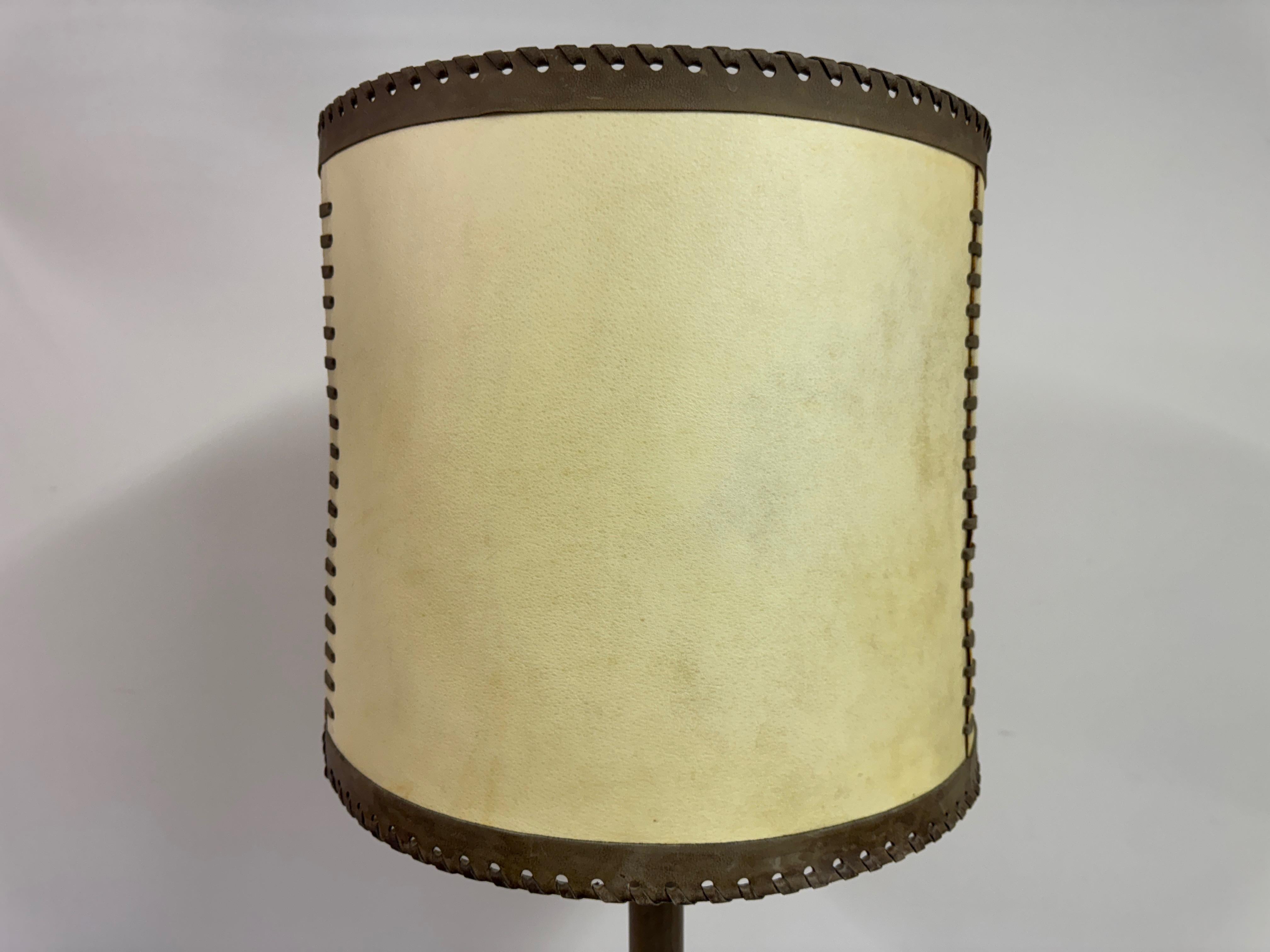 Mit Leder umwickelte Stehlampe mit Pergamentschirm, Charlotte Wawer zugeschrieben im Angebot 5