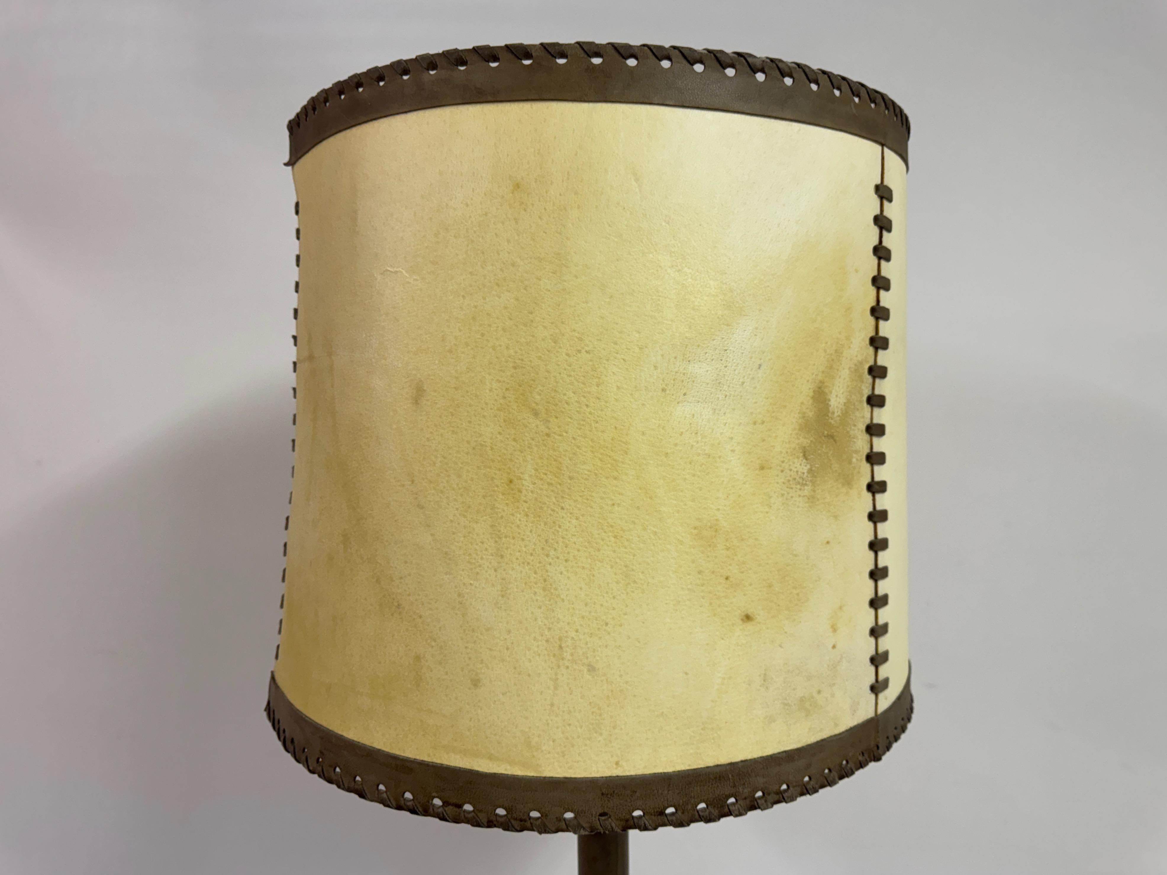 Mit Leder umwickelte Stehlampe mit Pergamentschirm, Charlotte Wawer zugeschrieben im Angebot 6
