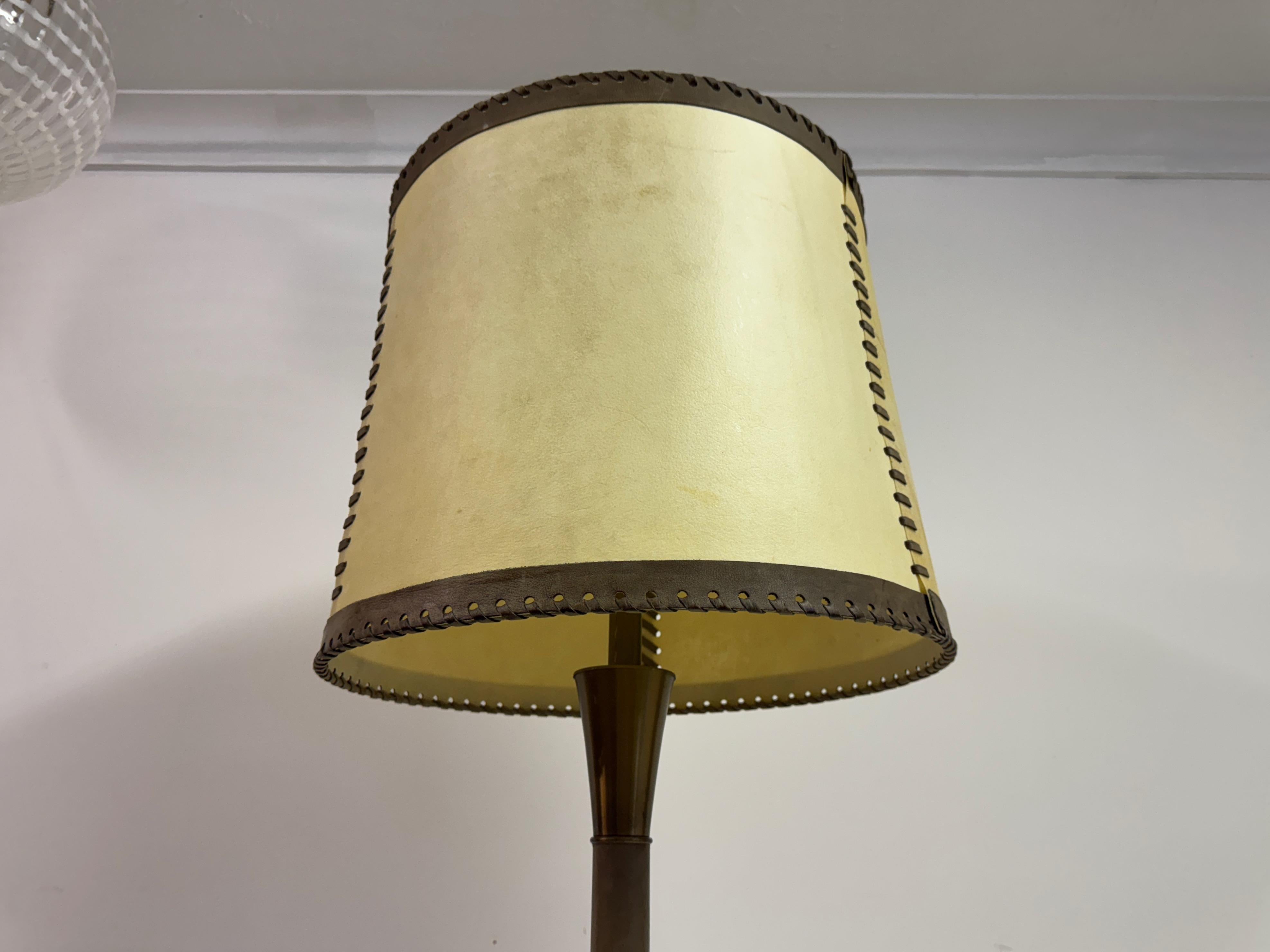 Mit Leder umwickelte Stehlampe mit Pergamentschirm, Charlotte Wawer zugeschrieben im Angebot 7