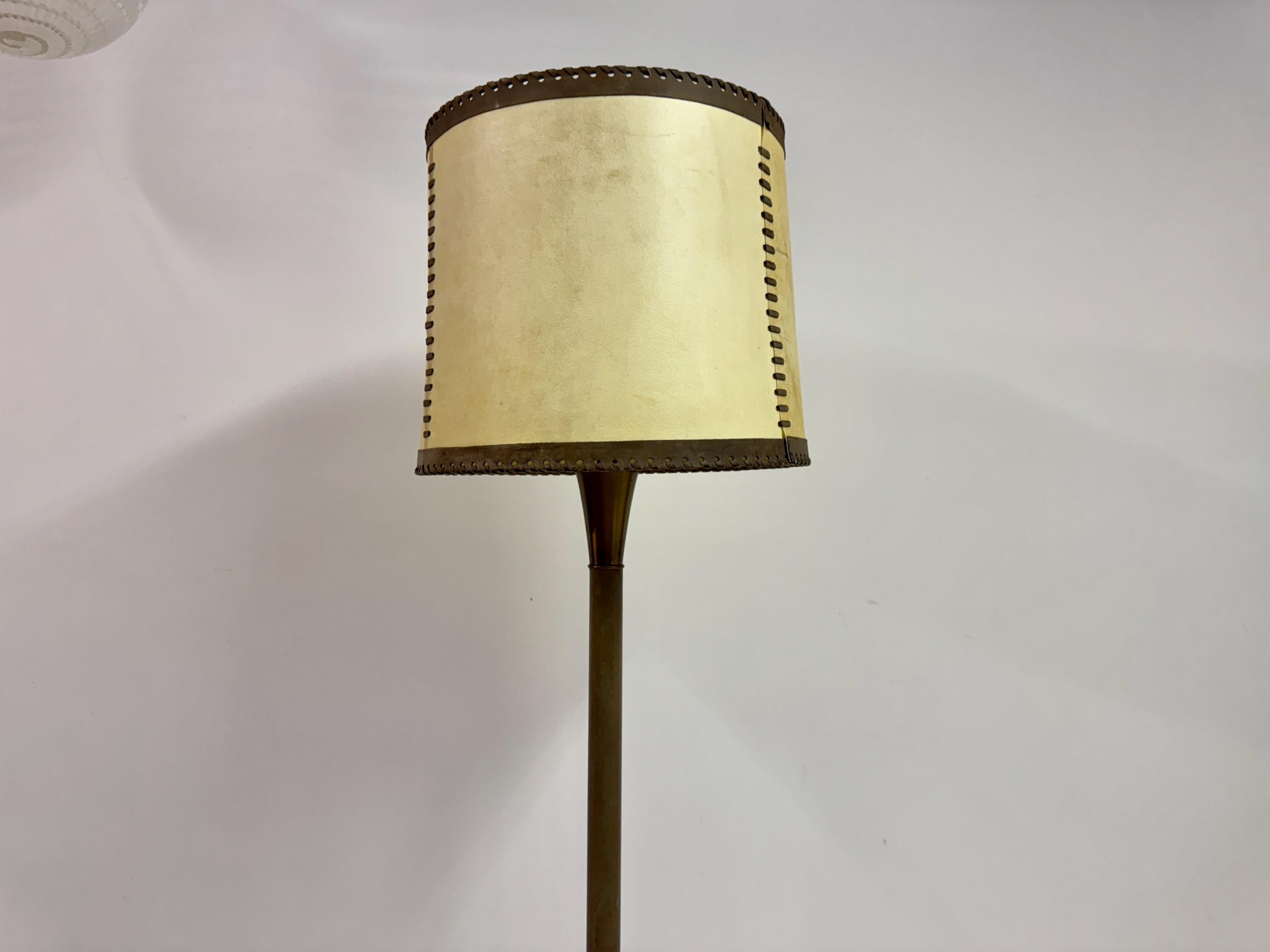 Mit Leder umwickelte Stehlampe mit Pergamentschirm, Charlotte Wawer zugeschrieben im Angebot 8
