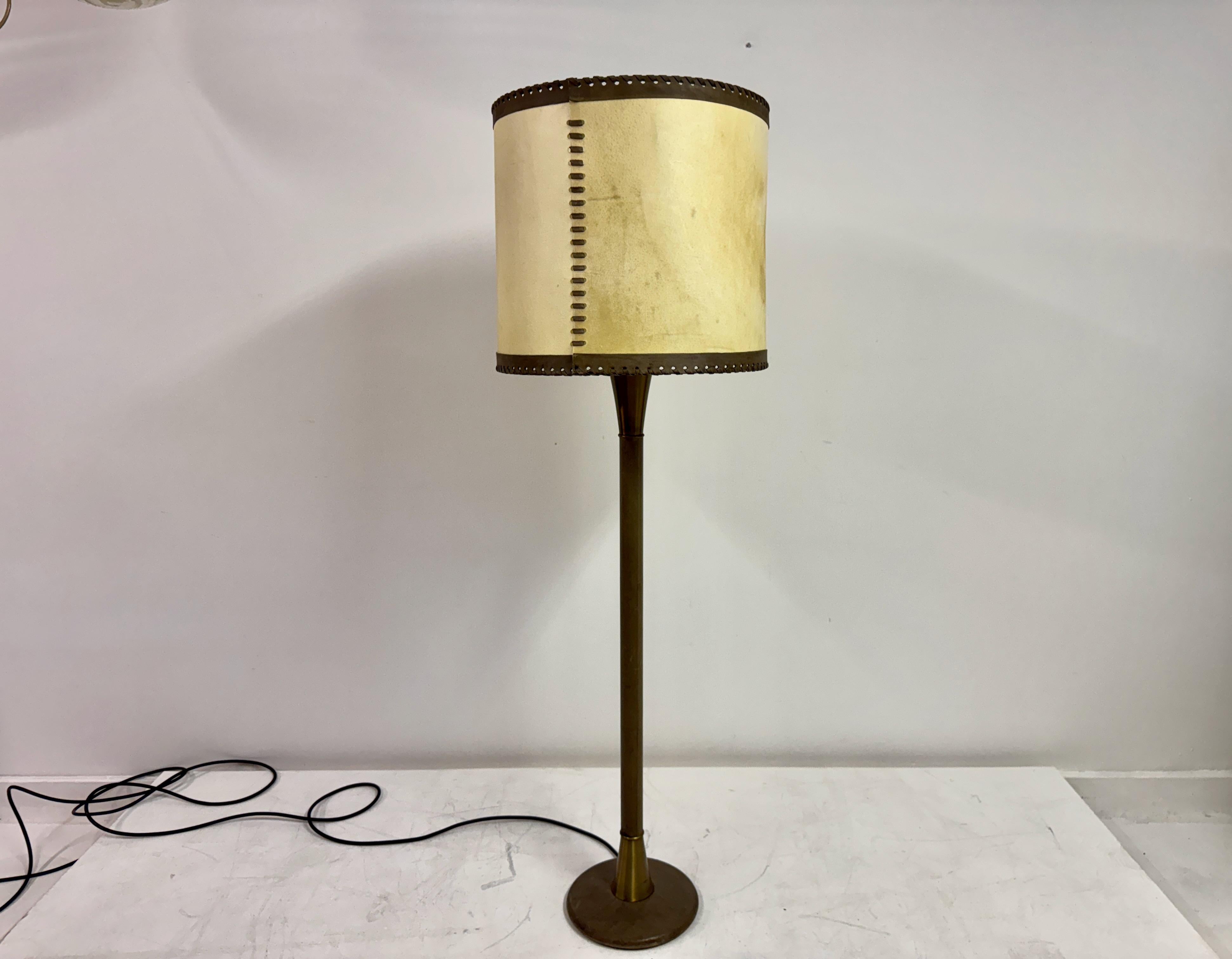 Mit Leder umwickelte Stehlampe mit Pergamentschirm, Charlotte Wawer zugeschrieben (Moderne der Mitte des Jahrhunderts) im Angebot
