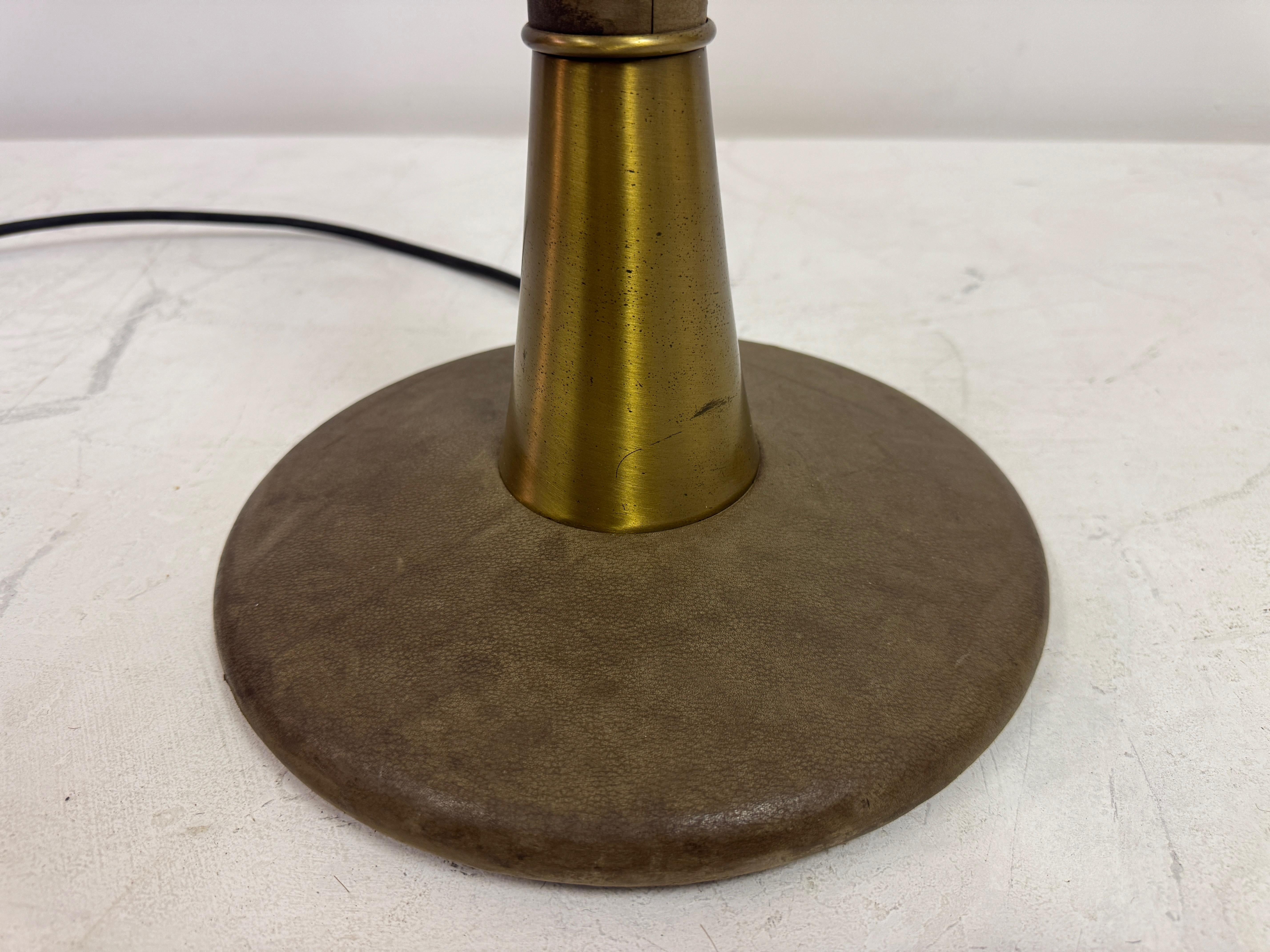 Mit Leder umwickelte Stehlampe mit Pergamentschirm, Charlotte Wawer zugeschrieben (Deutsch) im Angebot
