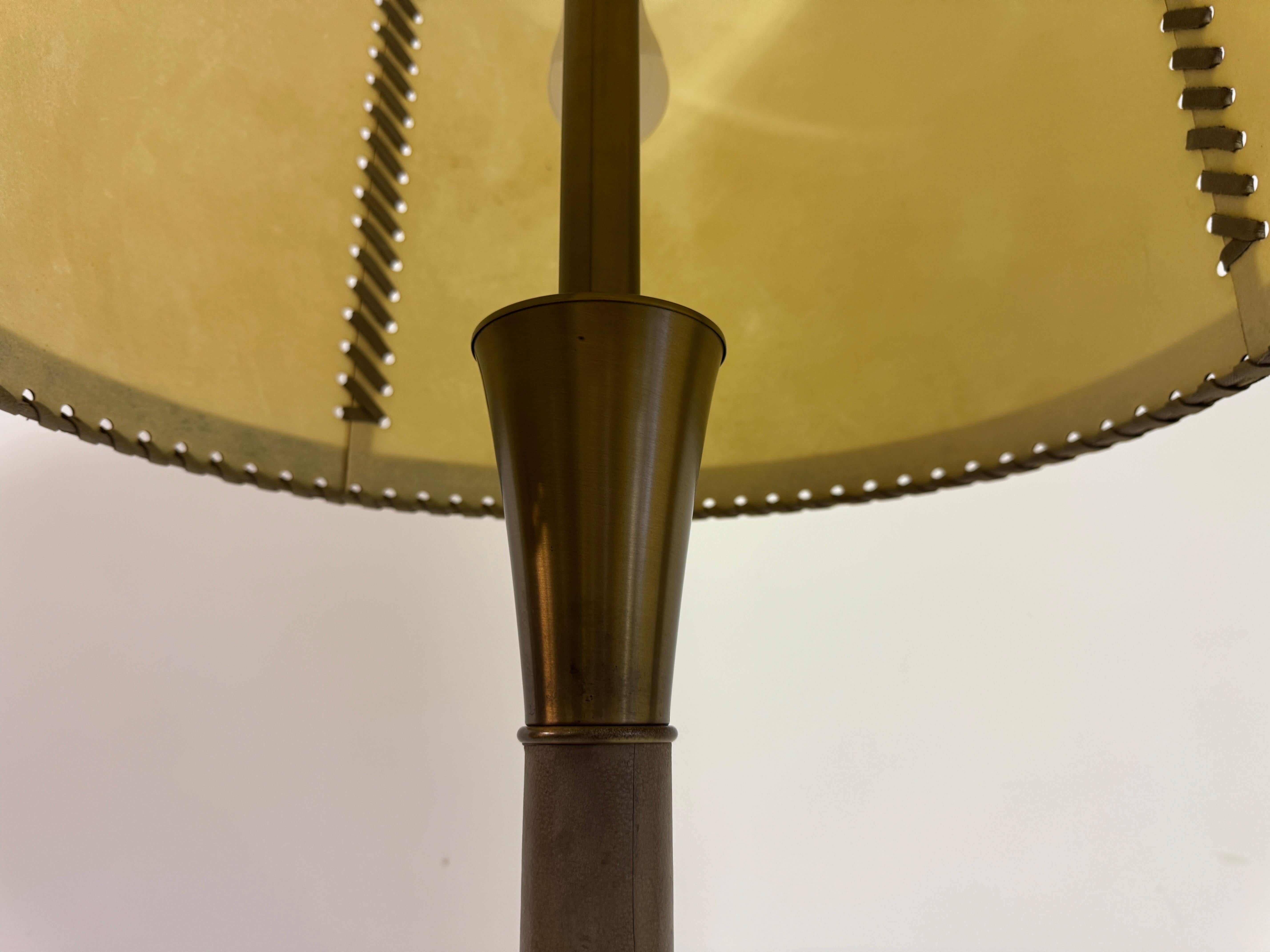 Mit Leder umwickelte Stehlampe mit Pergamentschirm, Charlotte Wawer zugeschrieben (20. Jahrhundert) im Angebot