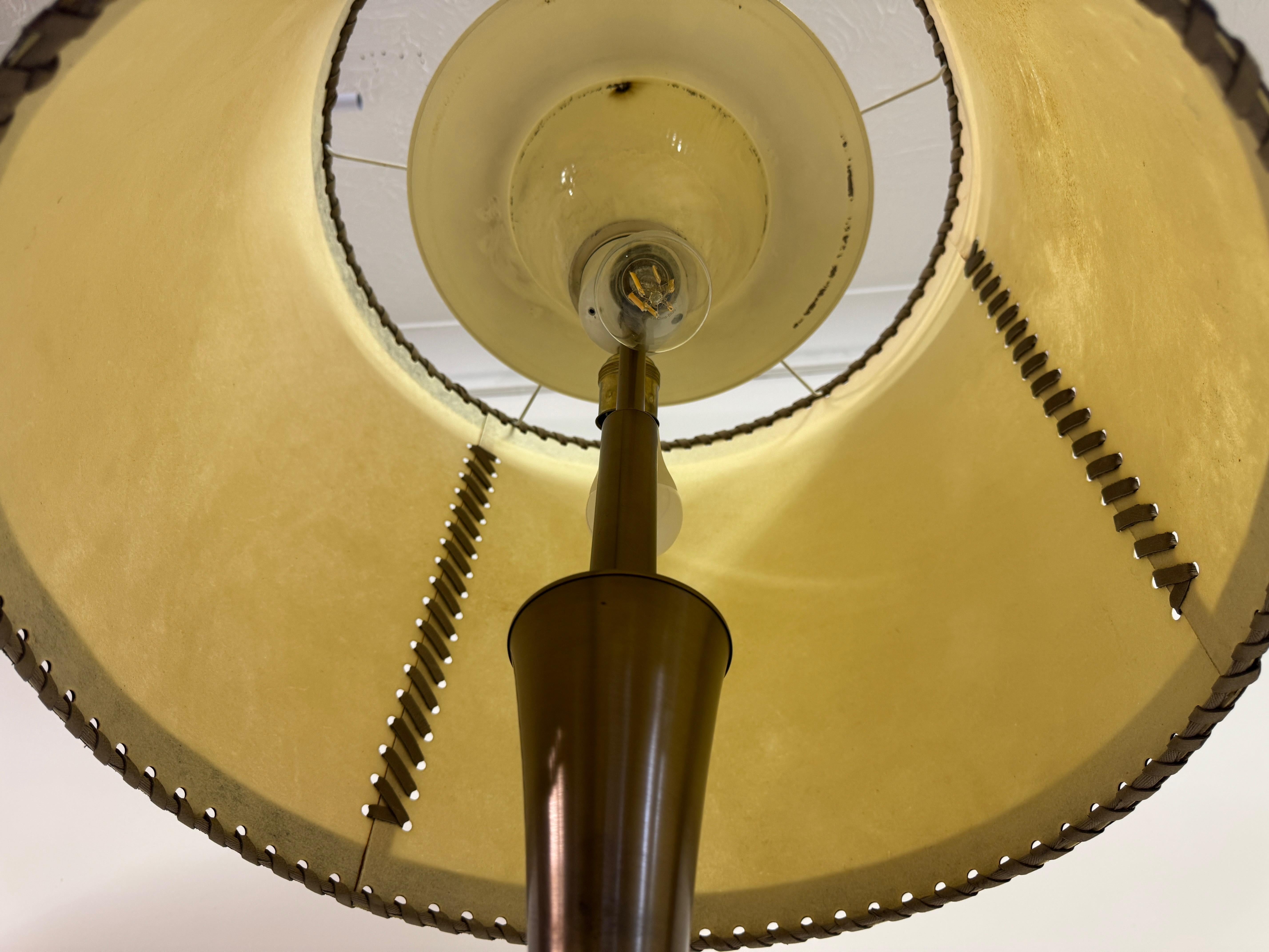 Mit Leder umwickelte Stehlampe mit Pergamentschirm, Charlotte Wawer zugeschrieben (Messing) im Angebot