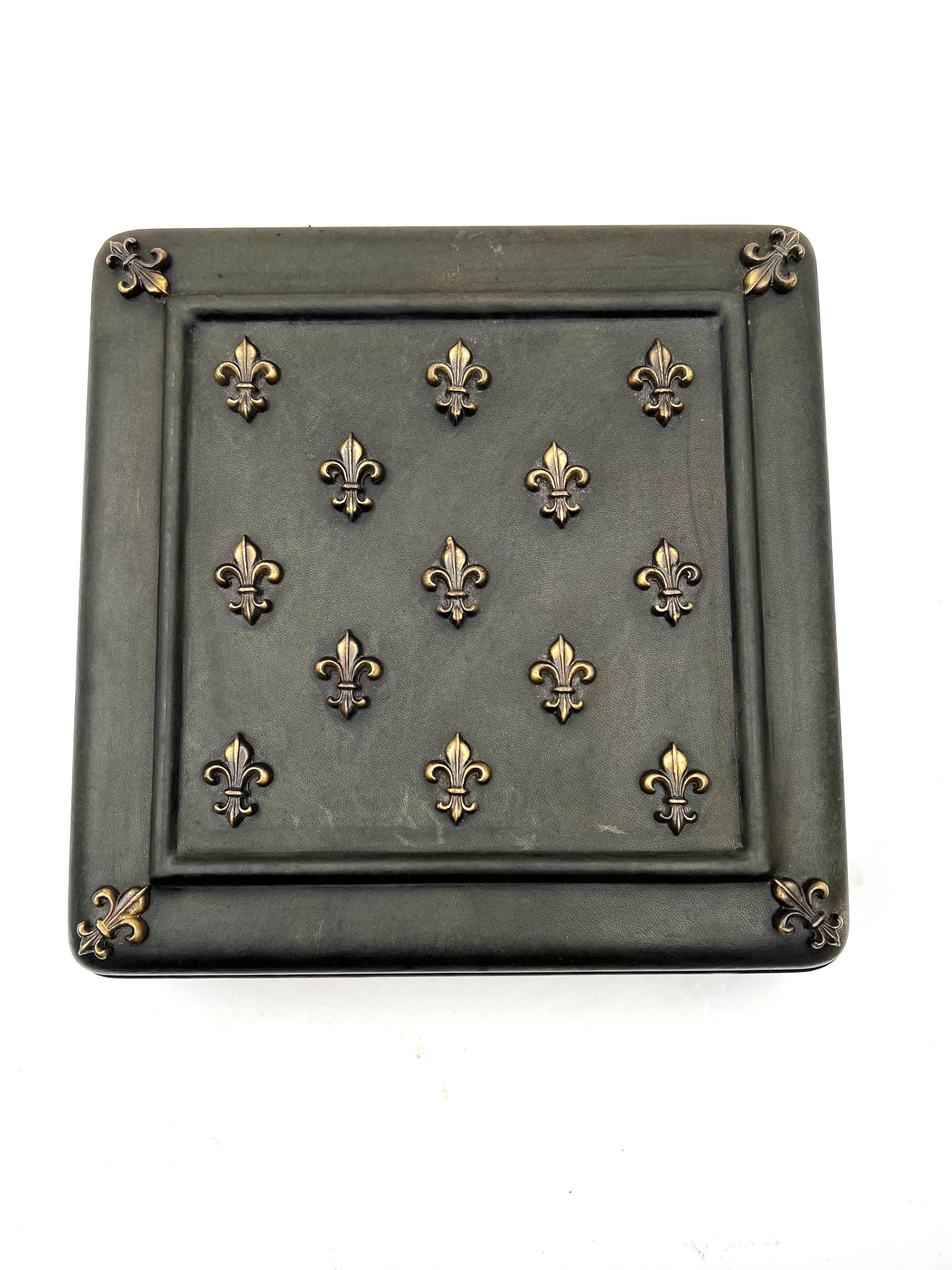 Magnifique boîte en cuir élégante avec motif Fleur De Lis, circa 1960, en cuir vert olive avec des accents dorés, en bon état et propre avec intérieur en tissu.