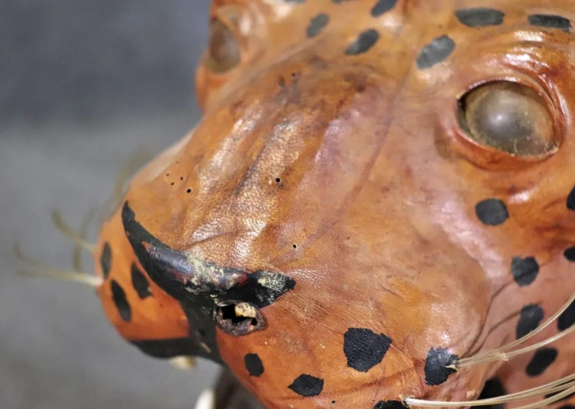 XX secolo Leopardo avvolto in pelle in vendita