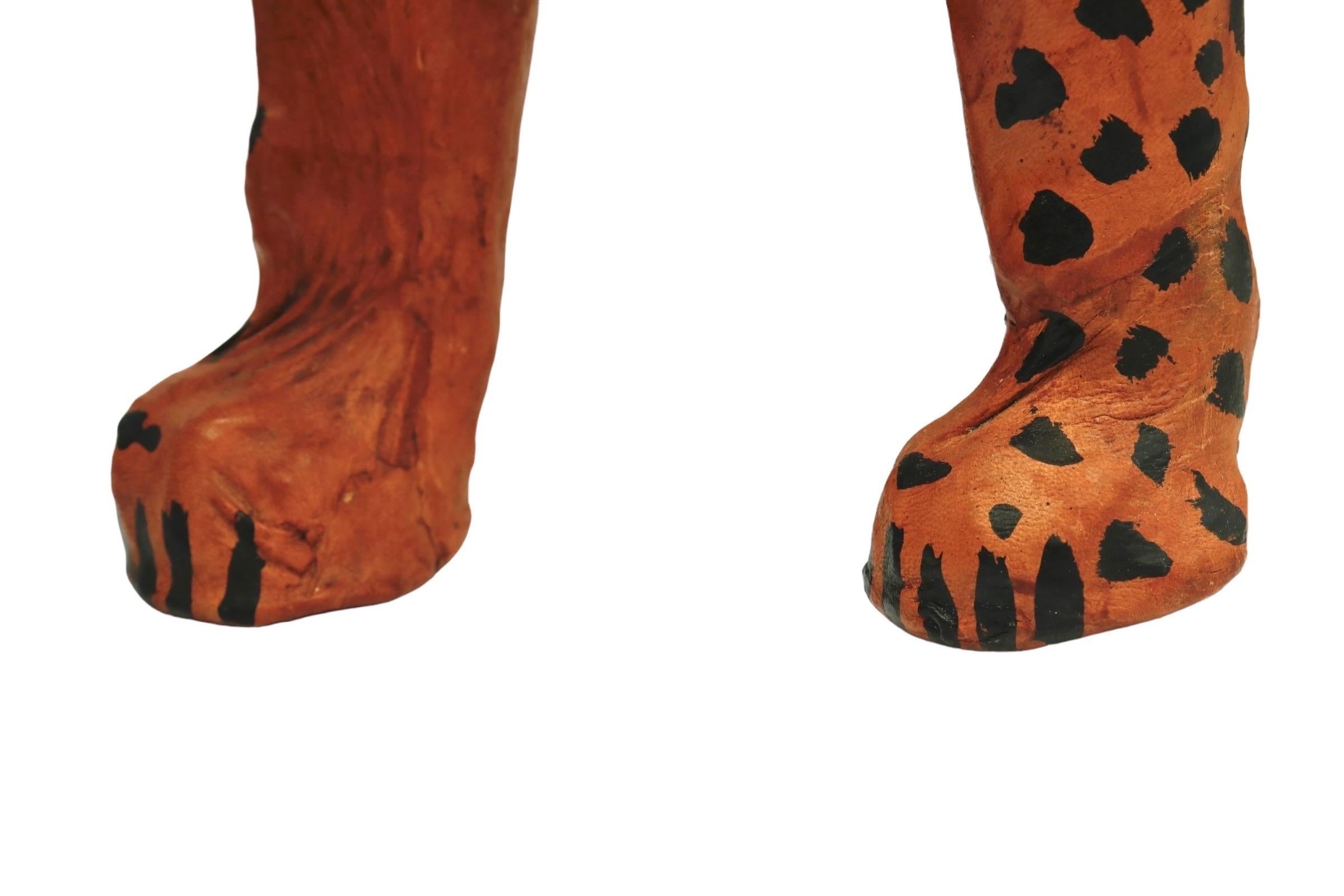 Escultura de leopardo envuelta en cuero en venta 3