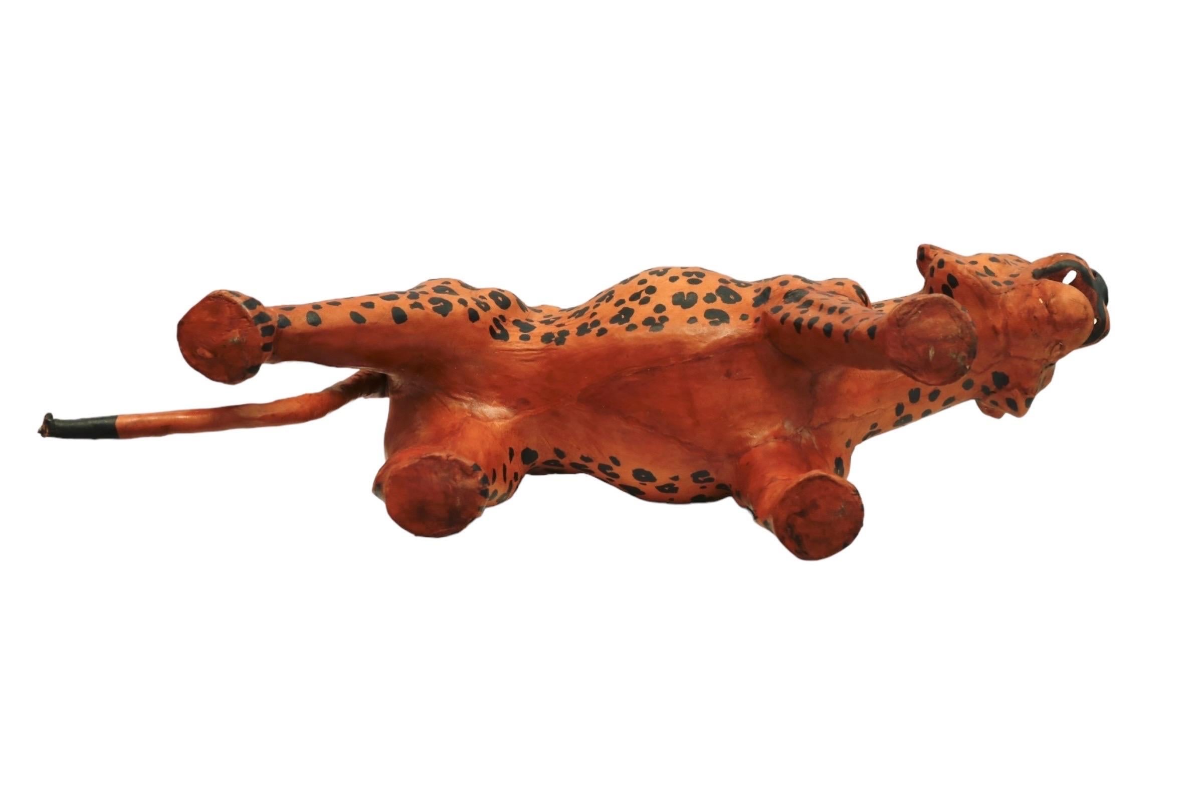 Escultura de leopardo envuelta en cuero en venta 4