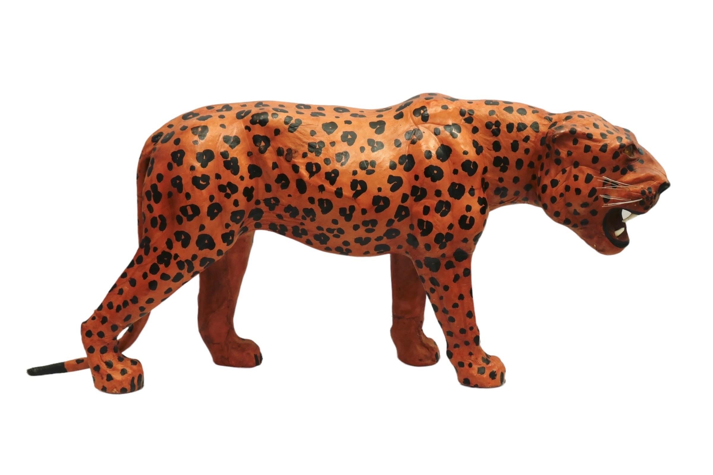 Escultura de leopardo envuelta en cuero Bohemio en venta