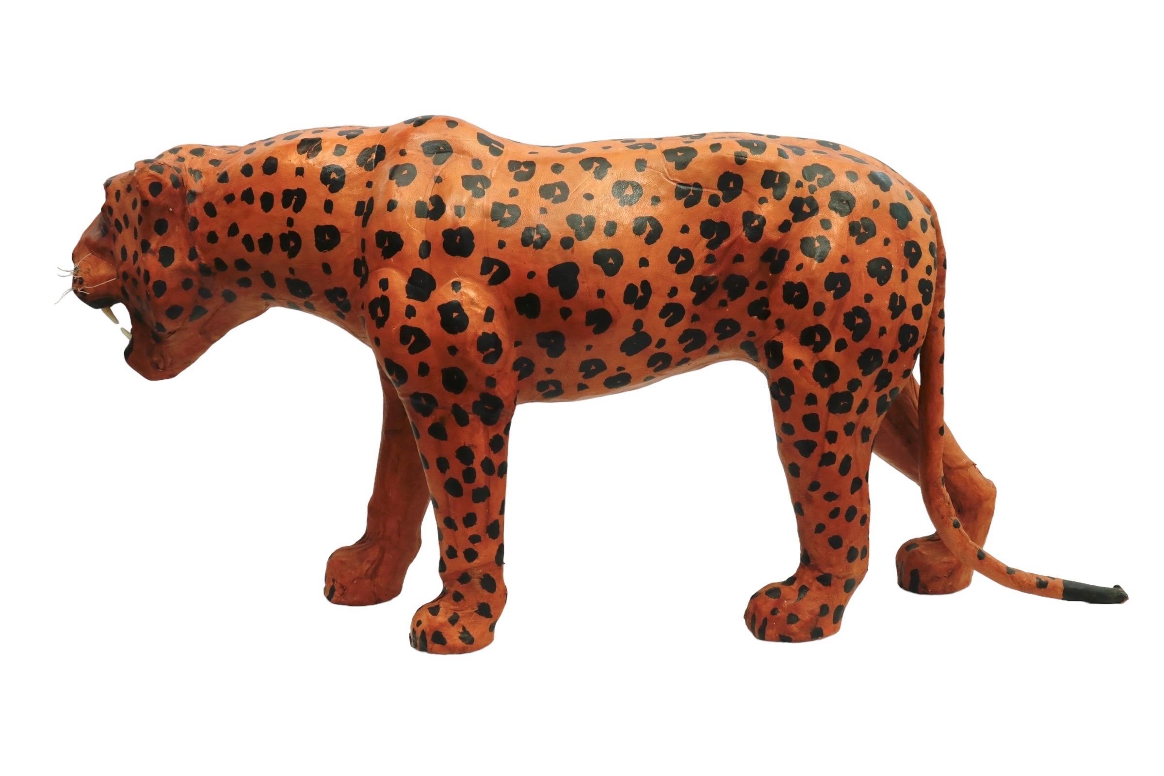 Escultura de leopardo envuelta en cuero Indio en venta