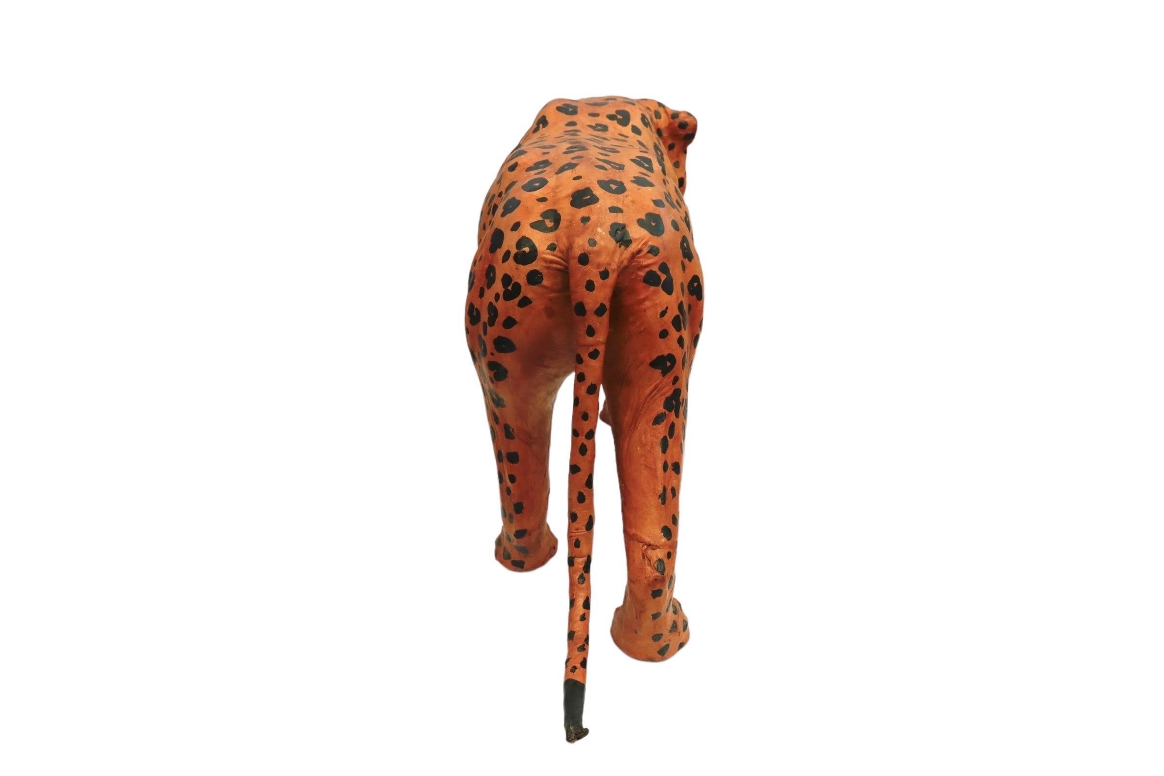 Escultura de leopardo envuelta en cuero siglo XX en venta