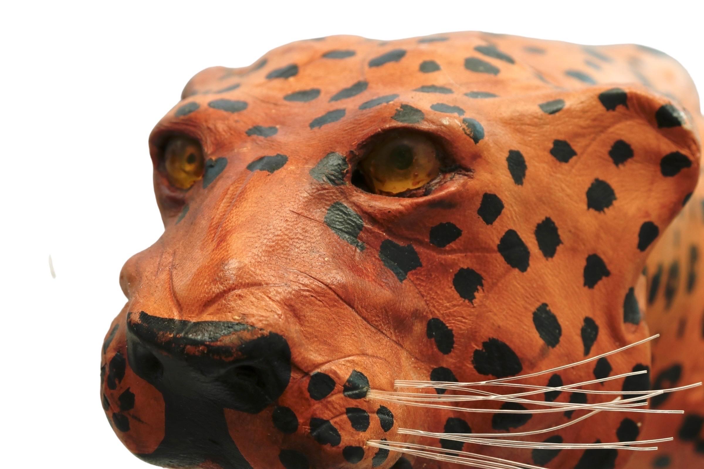 Escultura de leopardo envuelta en cuero Cuero en venta