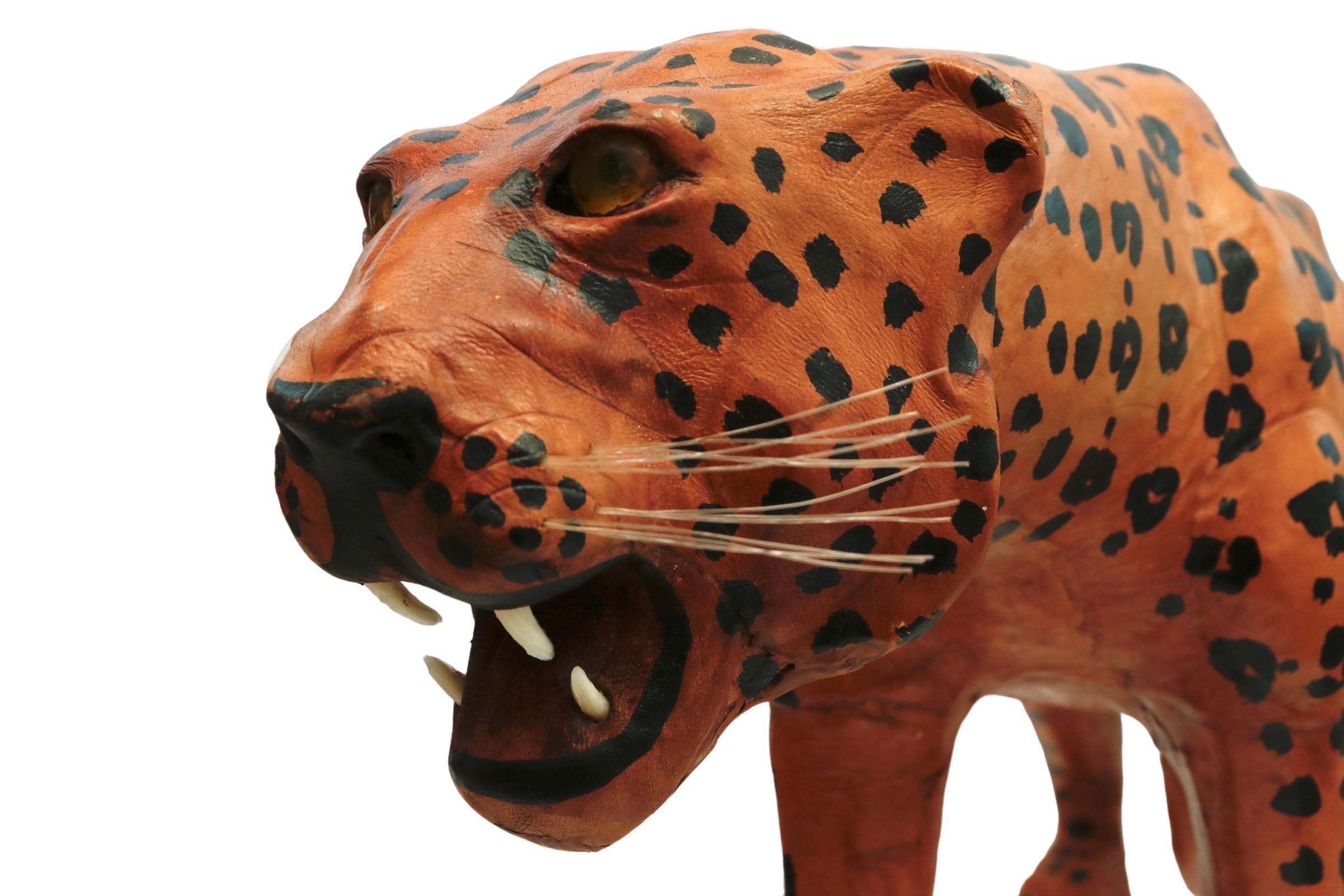 Escultura de leopardo envuelta en cuero en venta 1