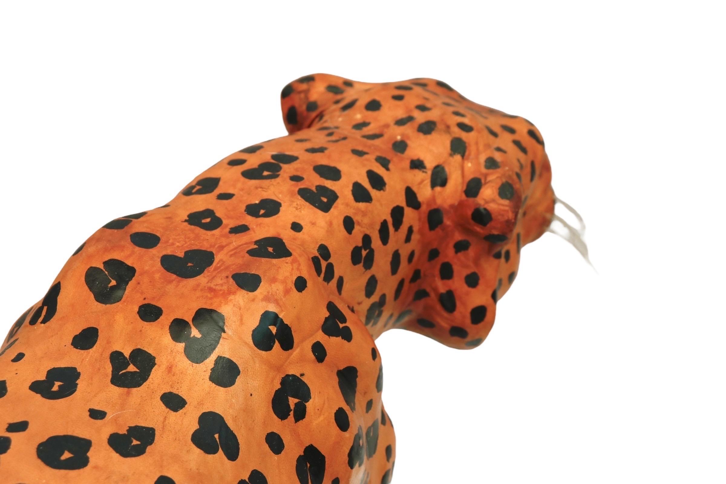 Escultura de leopardo envuelta en cuero en venta 2
