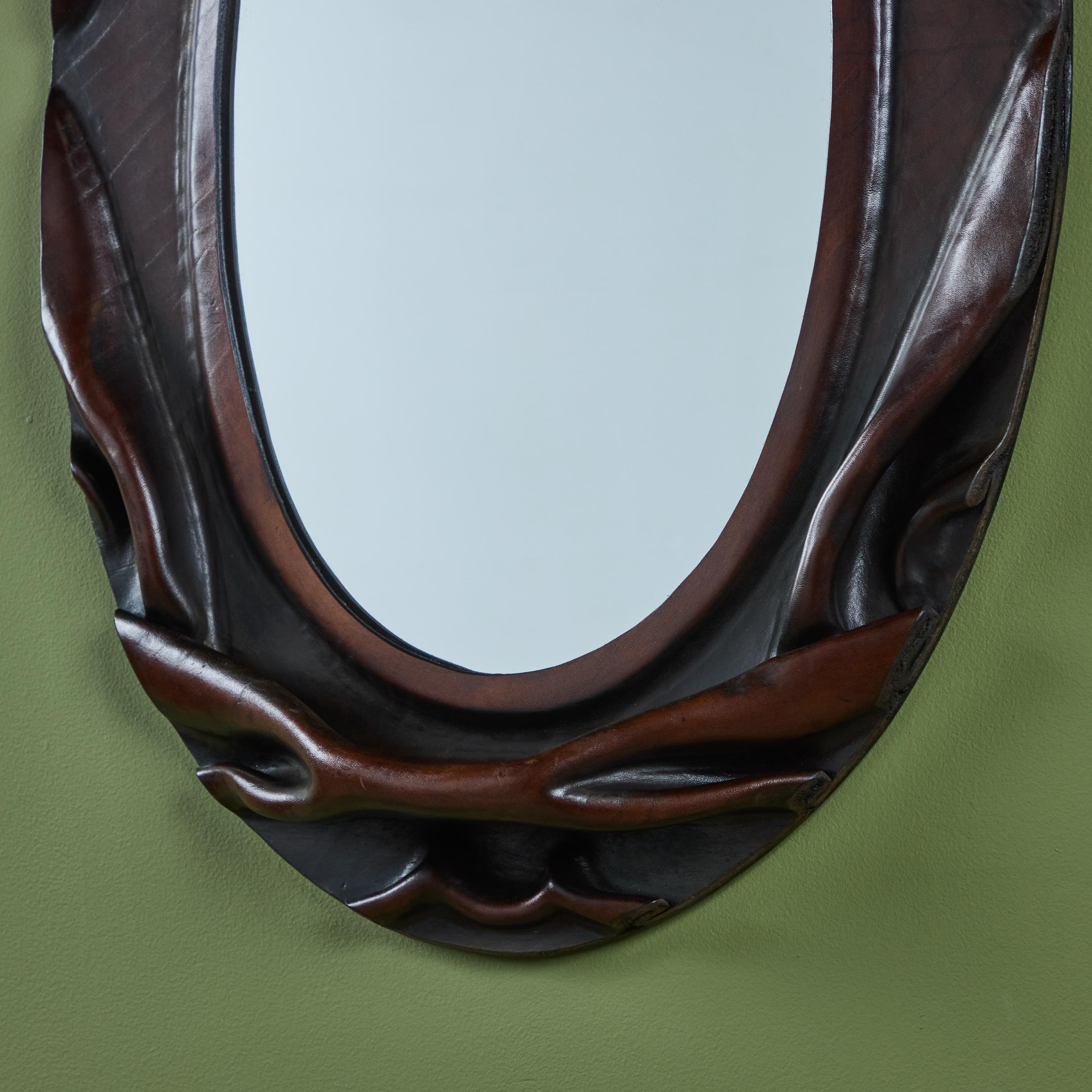 Américain Miroir mural ovale gainé de cuir en vente